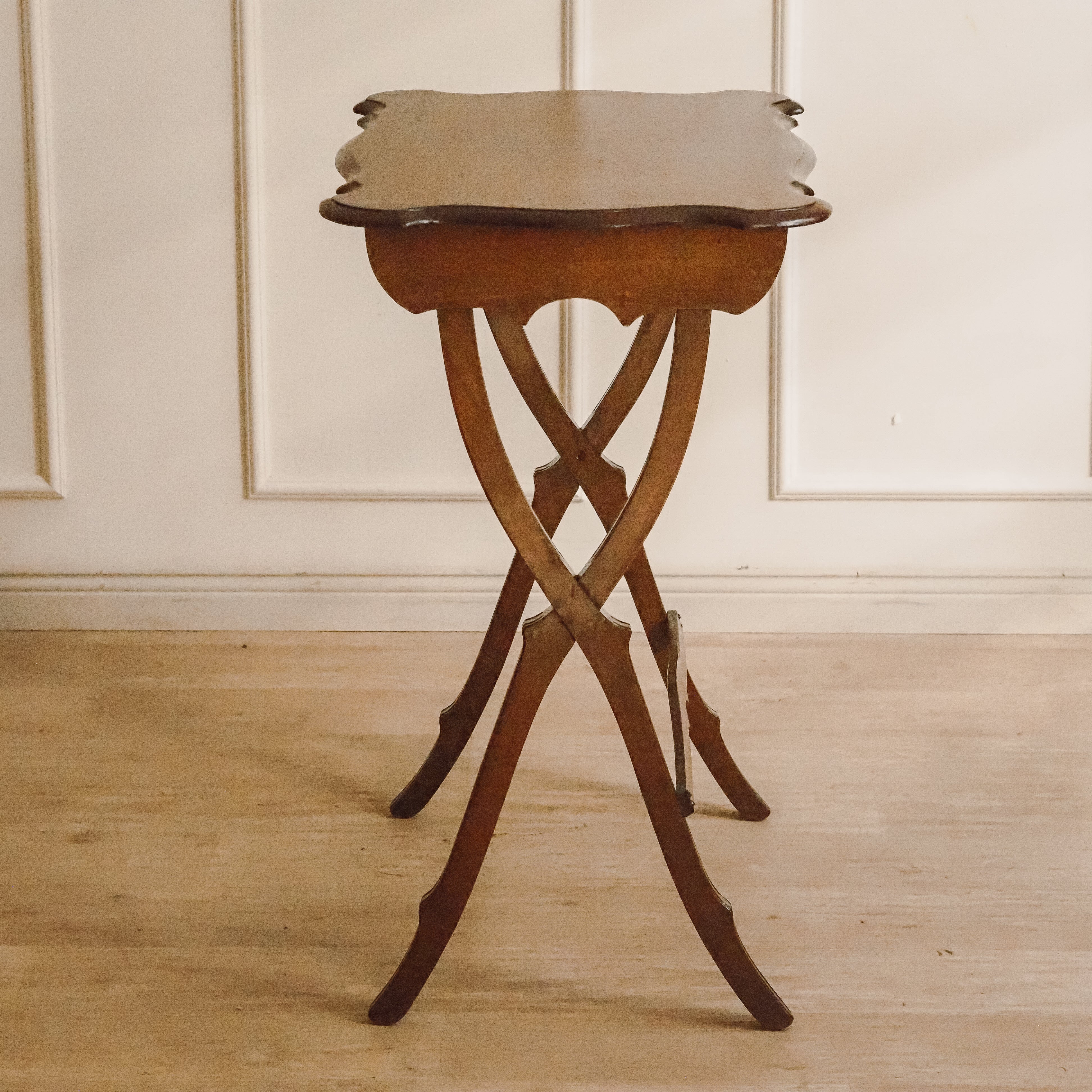 Antiker Beistelltisch Mahagoni um 1900 mit X-Gestell – Gueridon
