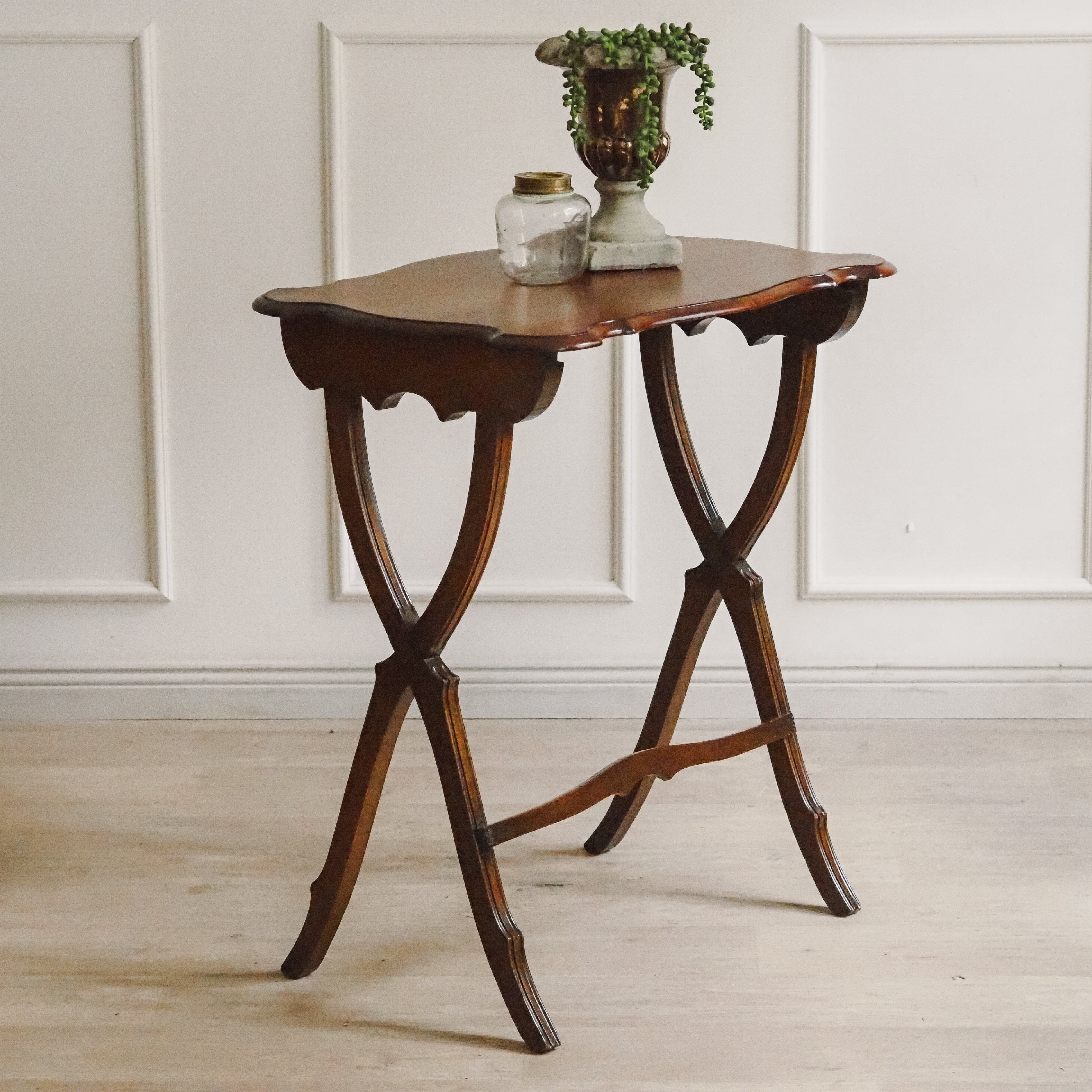 Antiker Beistelltisch Mahagoni um 1900 mit X-Gestell – Gueridon