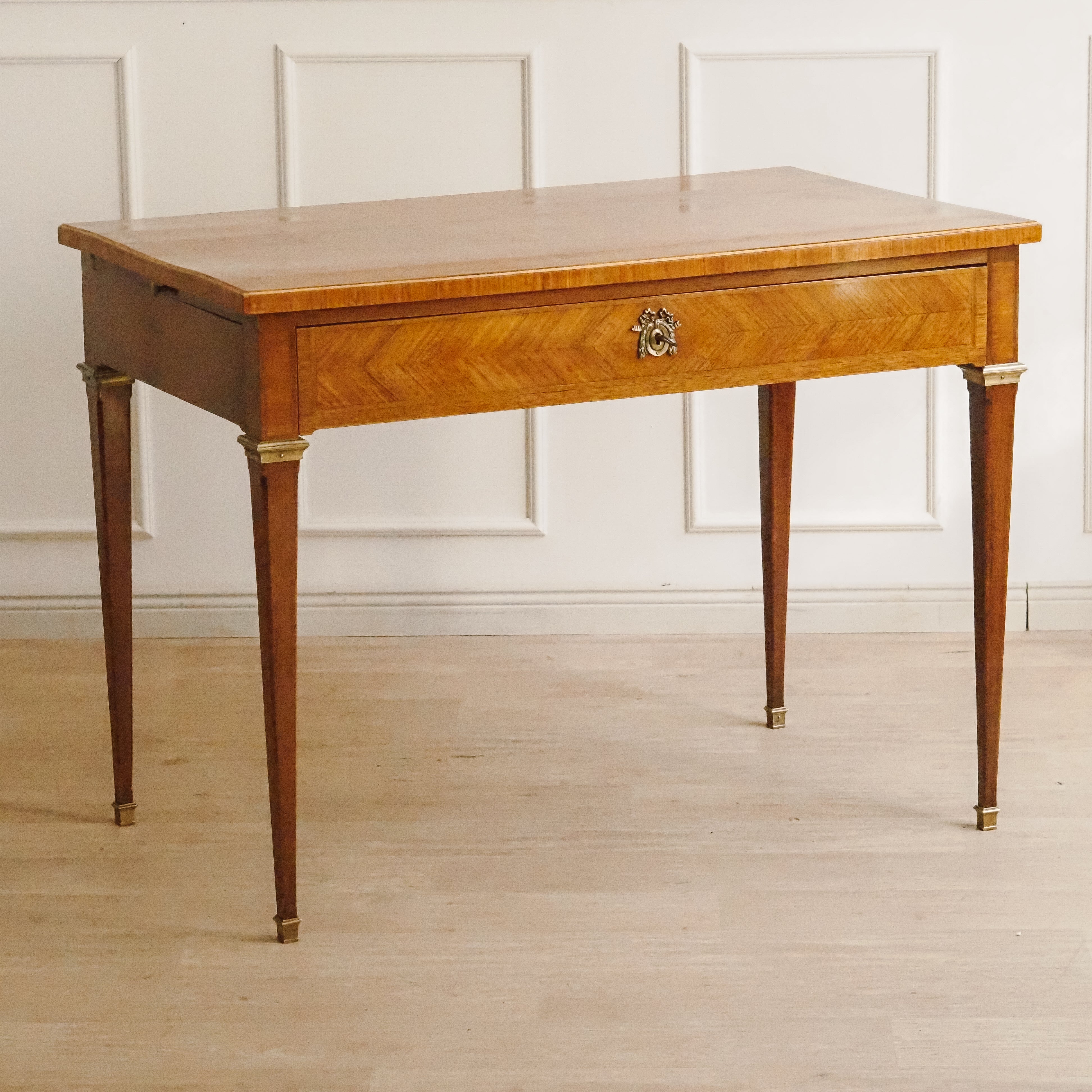 Antiker Schreibtisch Louis XVI Stil mit Intarsien und Auszügen, um 1880