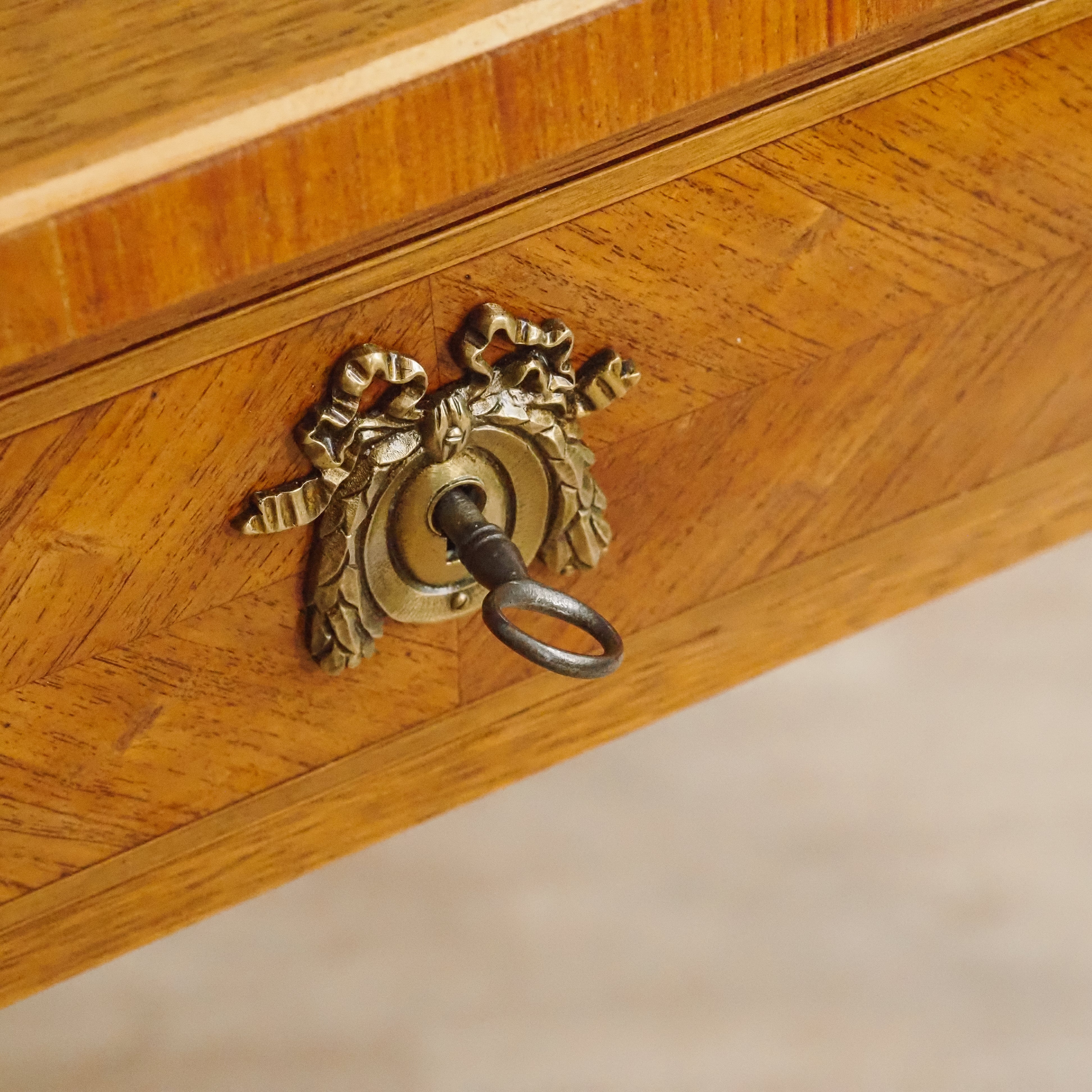 Antiker Schreibtisch Louis XVI Stil mit Intarsien und Auszügen, um 1880