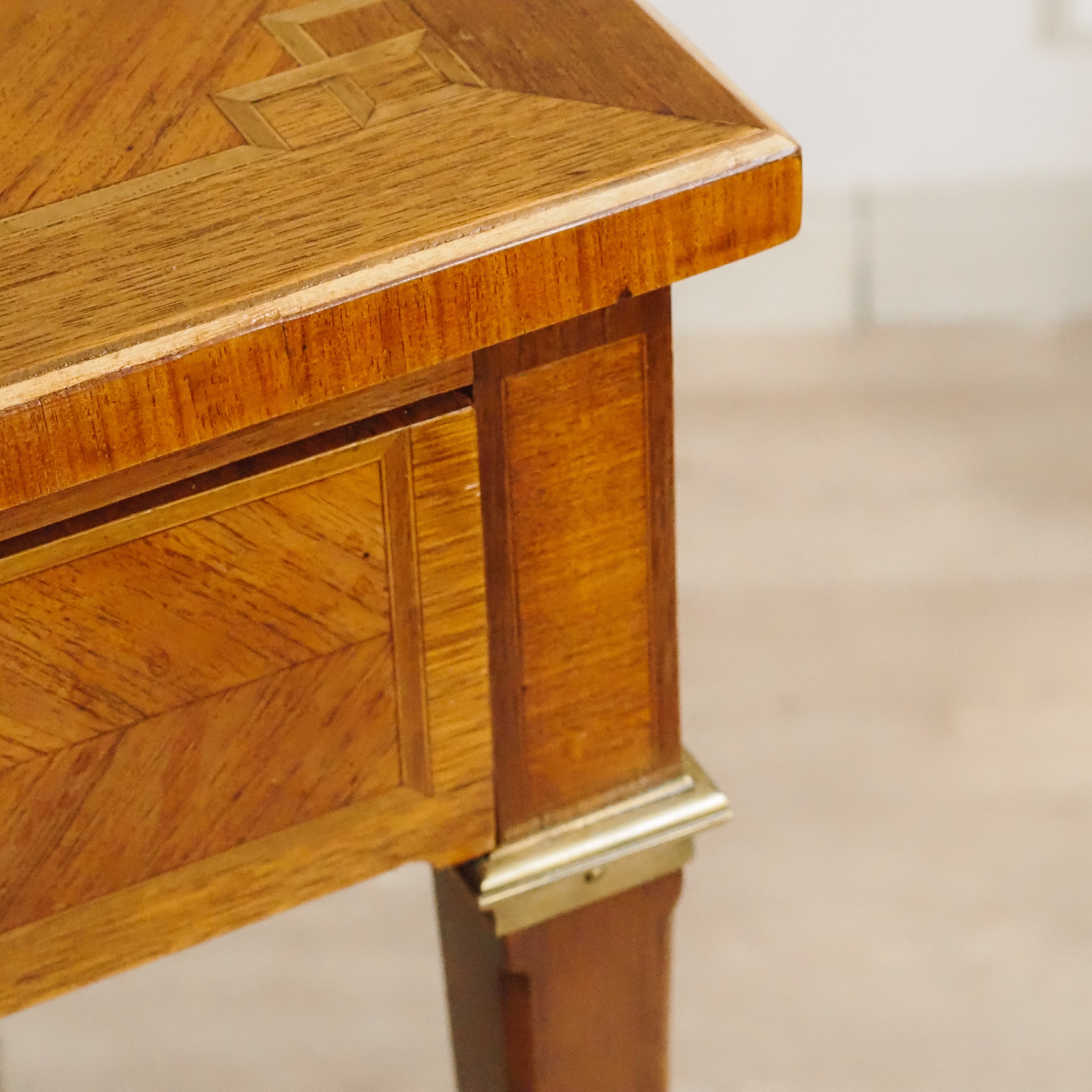 Antiker Schreibtisch Louis XVI Stil mit Intarsien und Auszügen, um 1880