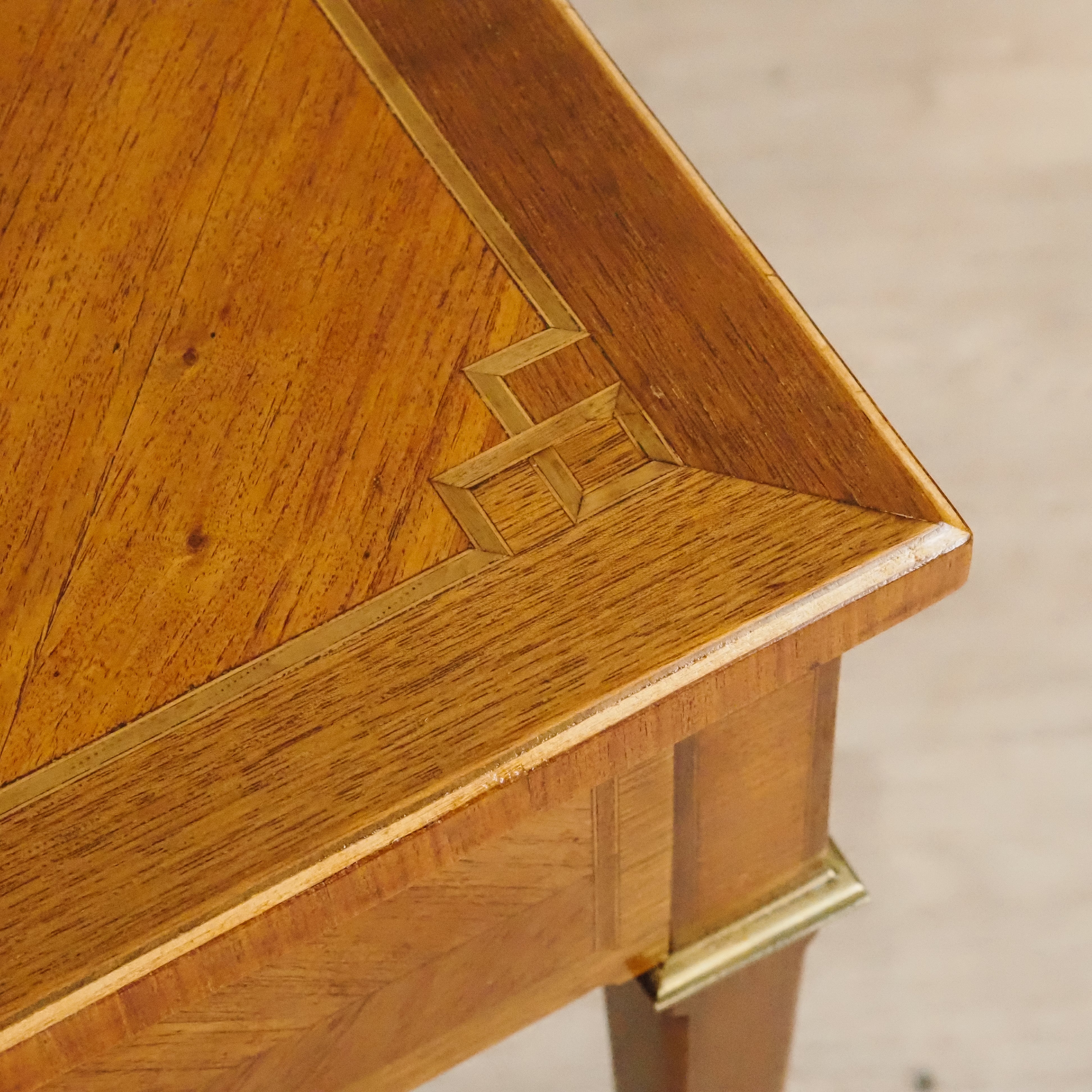 Antiker Schreibtisch Louis XVI Stil mit Intarsien und Auszügen, um 1880
