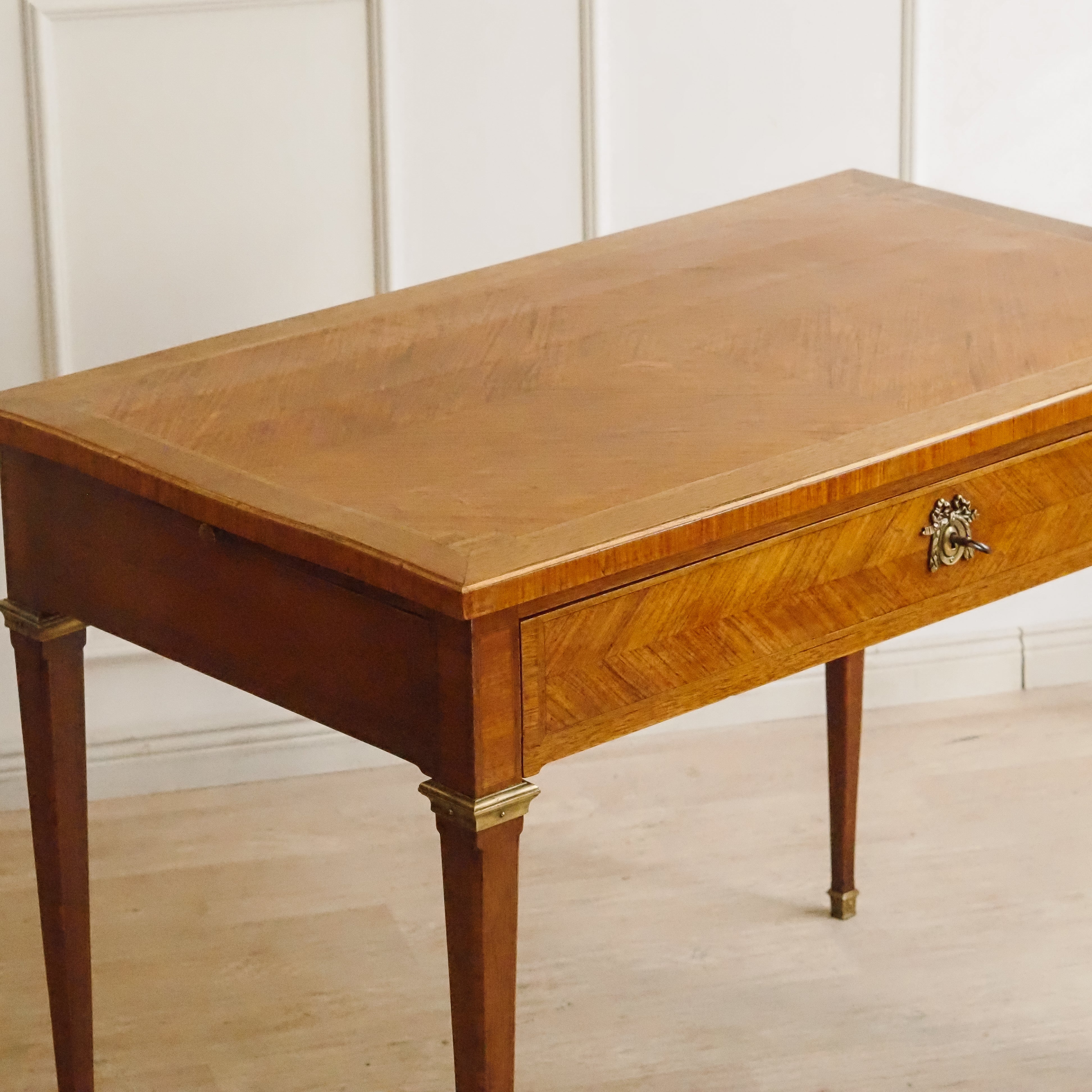 Antiker Schreibtisch Louis XVI Stil mit Intarsien und Auszügen, um 1880