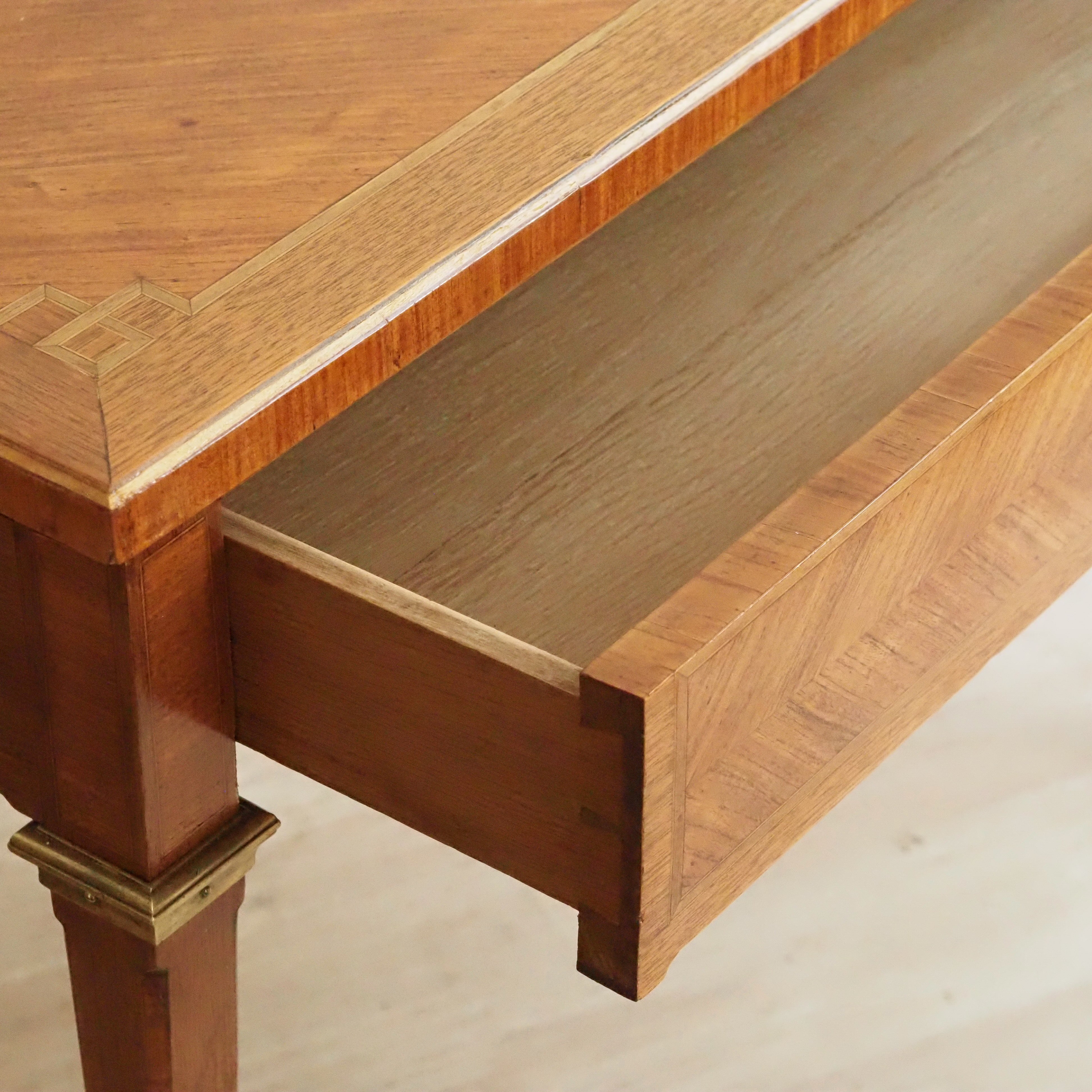 Antiker Schreibtisch Louis XVI Stil mit Intarsien und Auszügen, um 1880