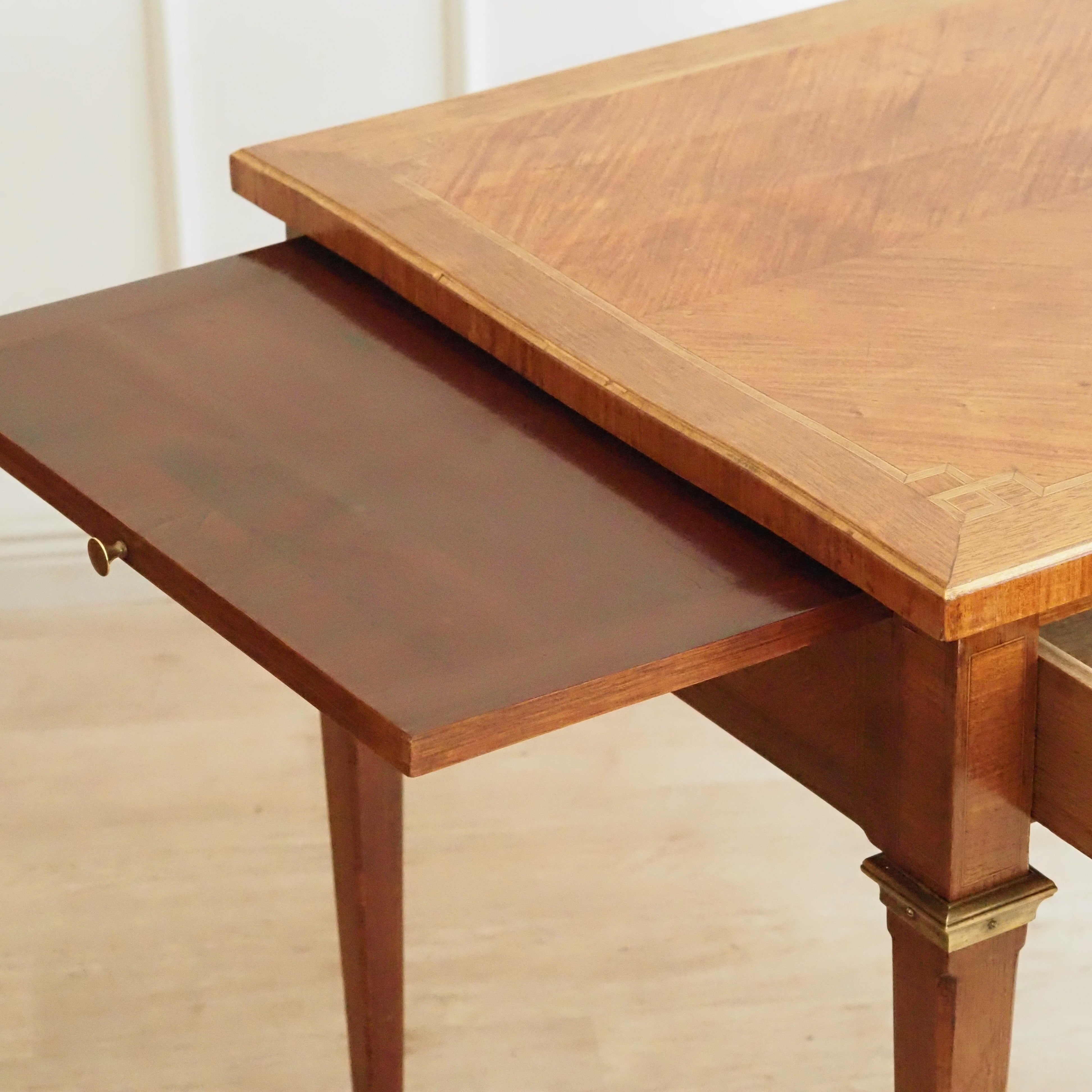 Antiker Schreibtisch Louis XVI Stil mit Intarsien und Auszügen, um 1880