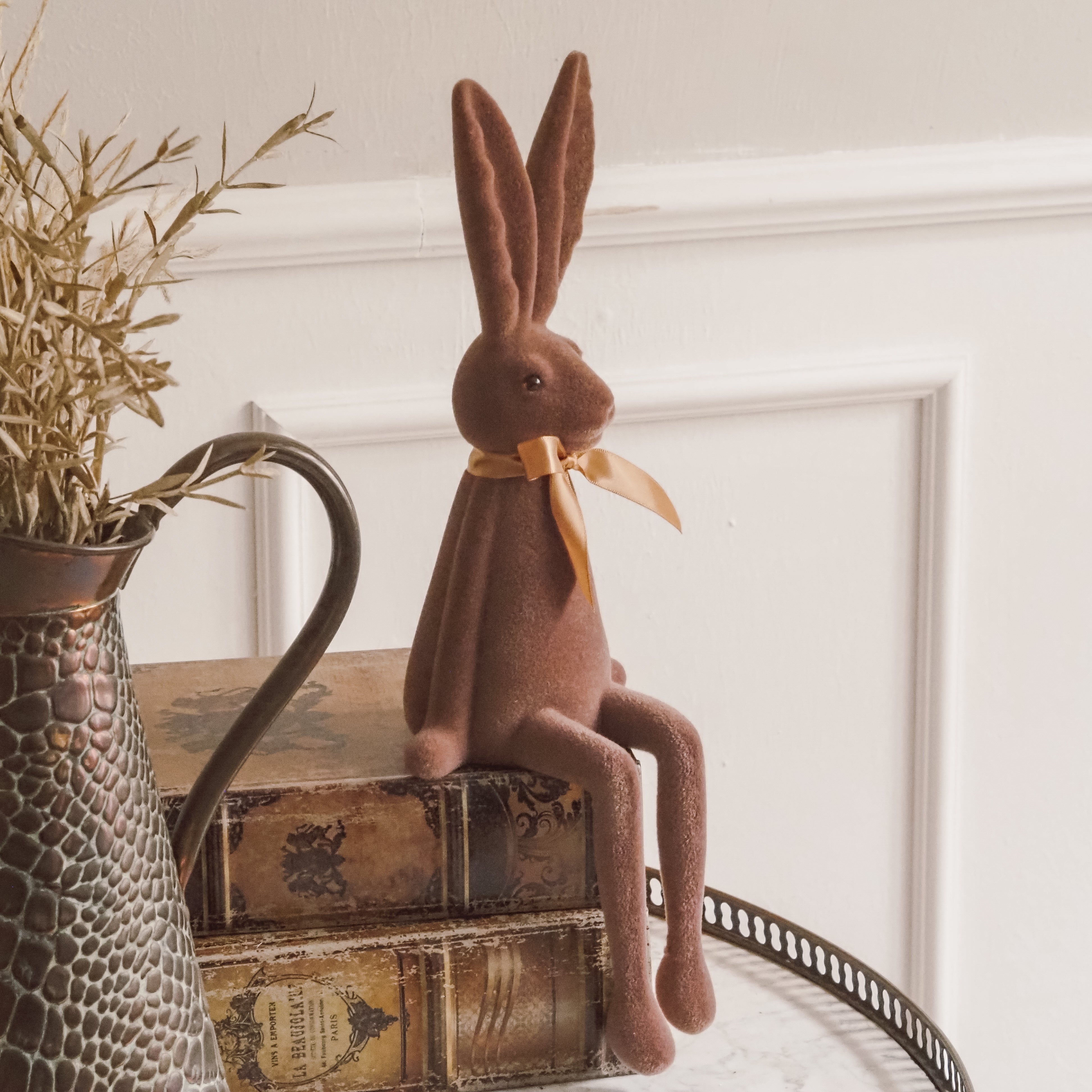 Sitzender Osterhase · geflockte Oberfläche · Frühlings- und Osterfigur