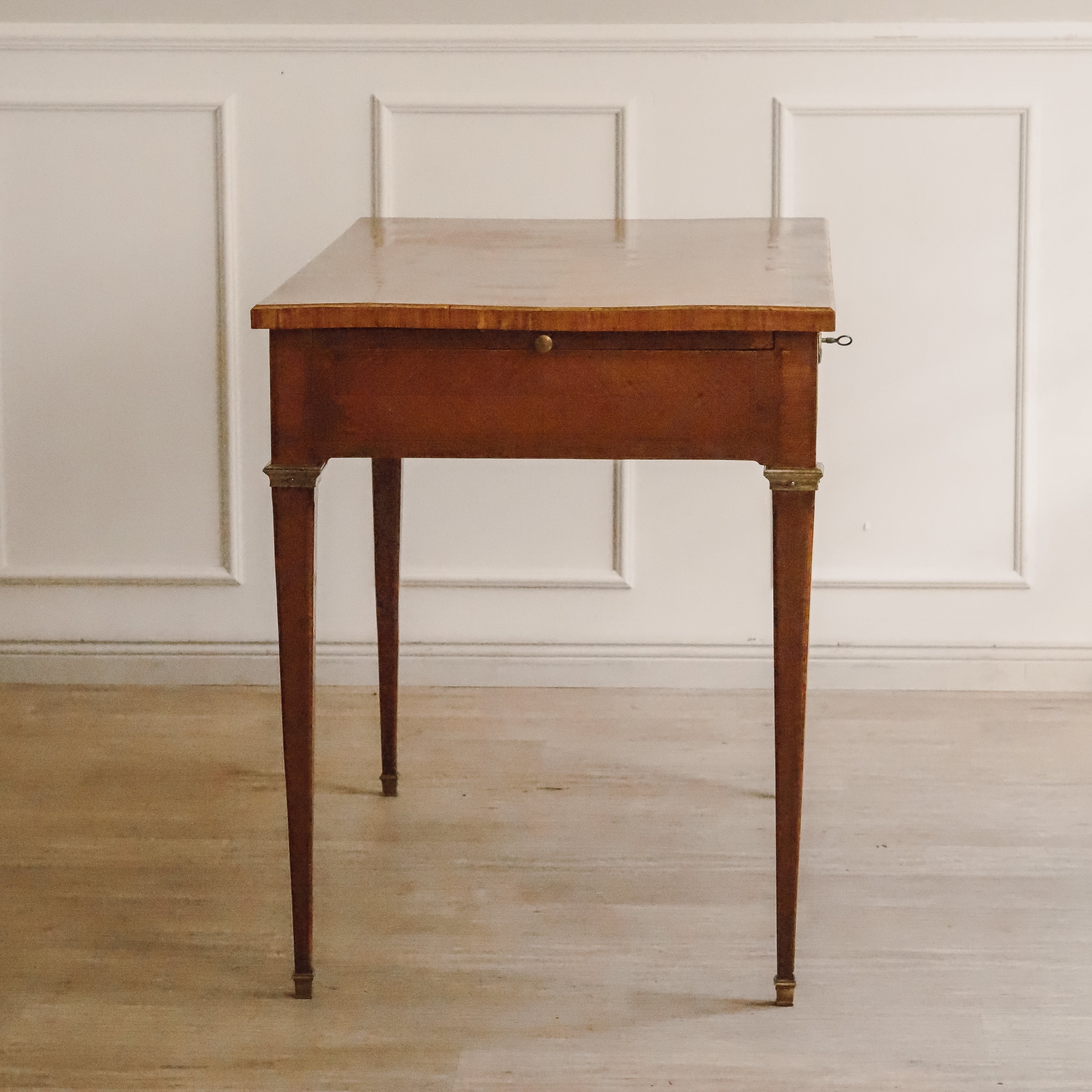 Antiker Schreibtisch Louis XVI Stil mit Intarsien und Auszügen, um 1880