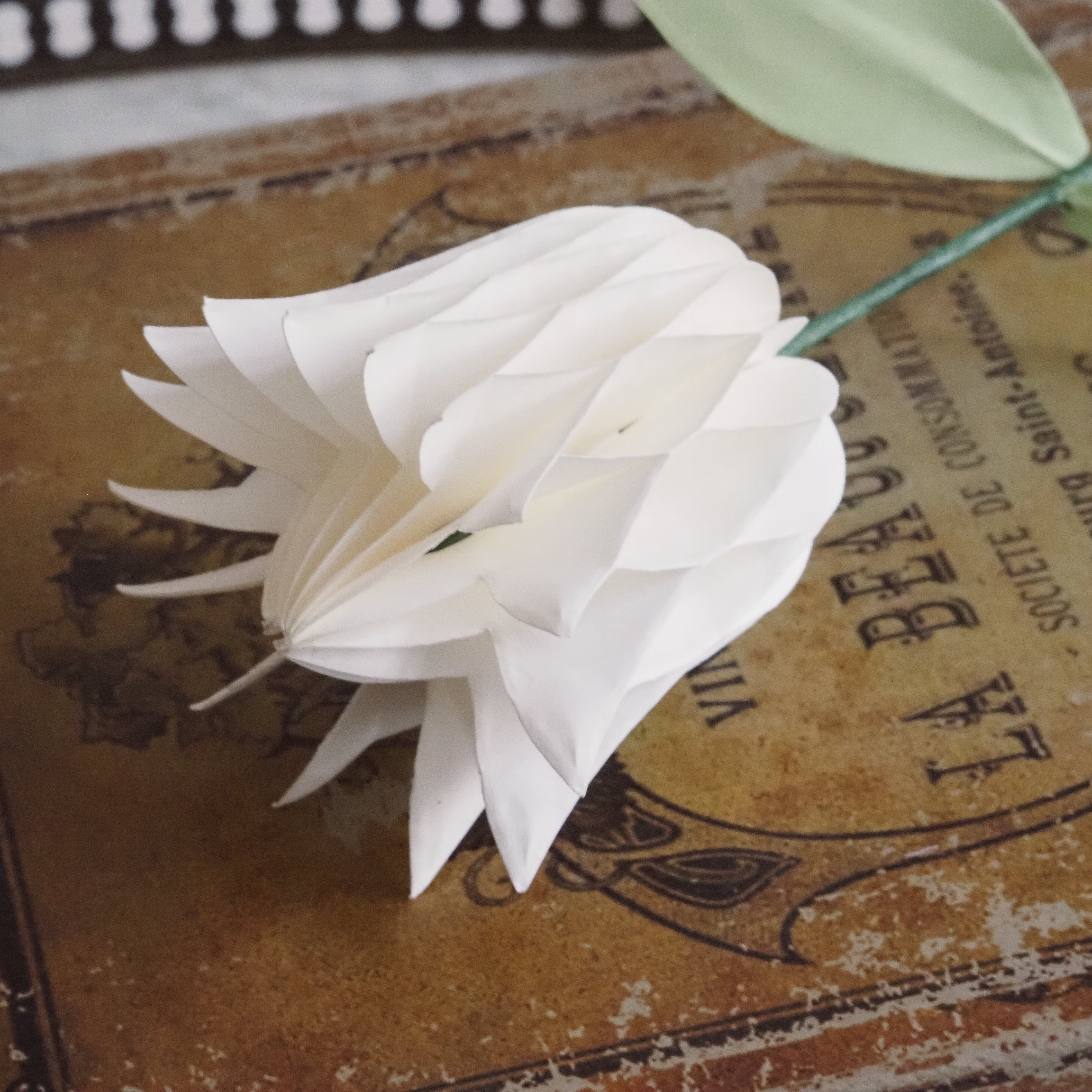 Papiertulpe in Weiß · Faltblüte mit Magnetverschluss / Frühlingsdeko