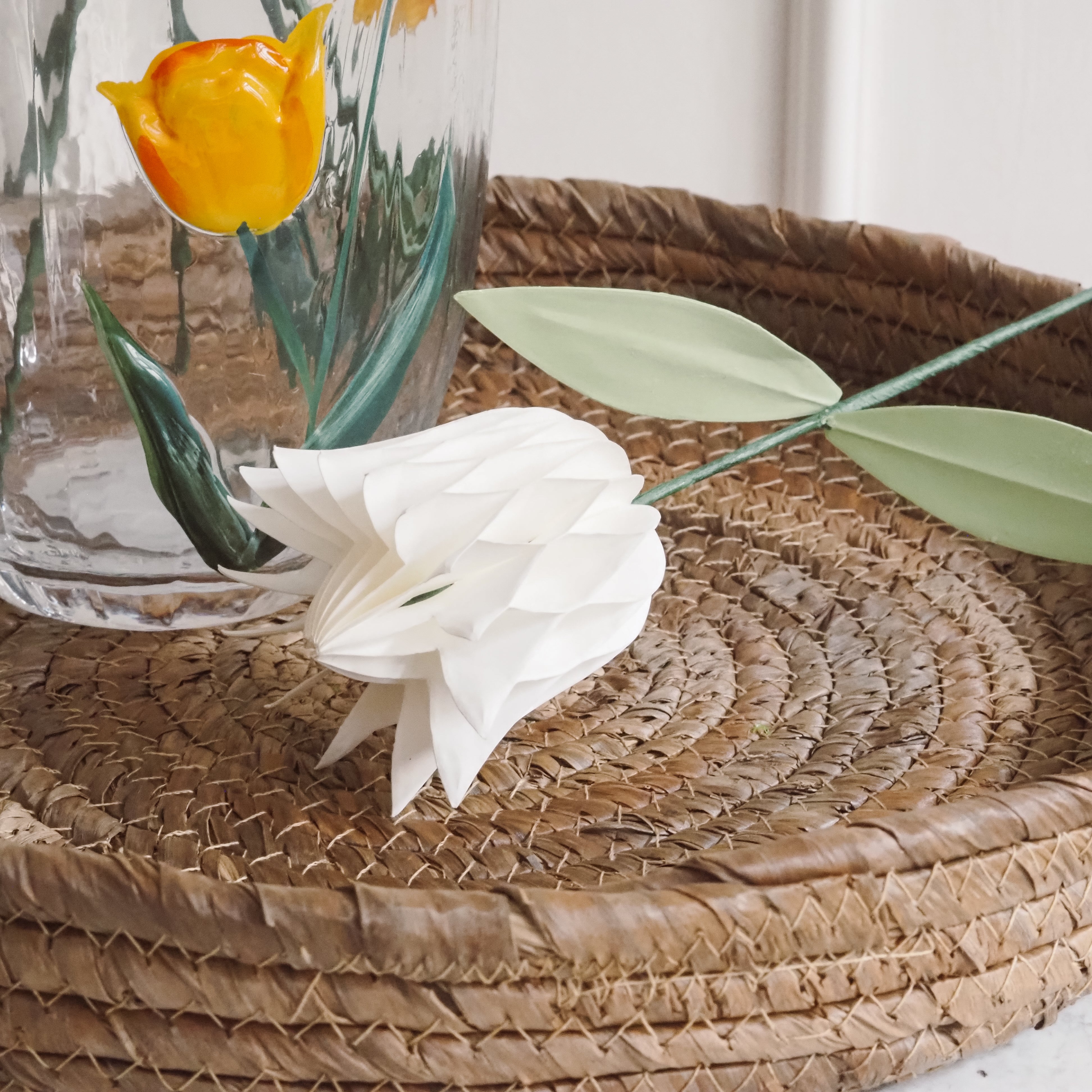 Papiertulpe in Weiß · Faltblüte mit Magnetverschluss / Frühlingsdeko