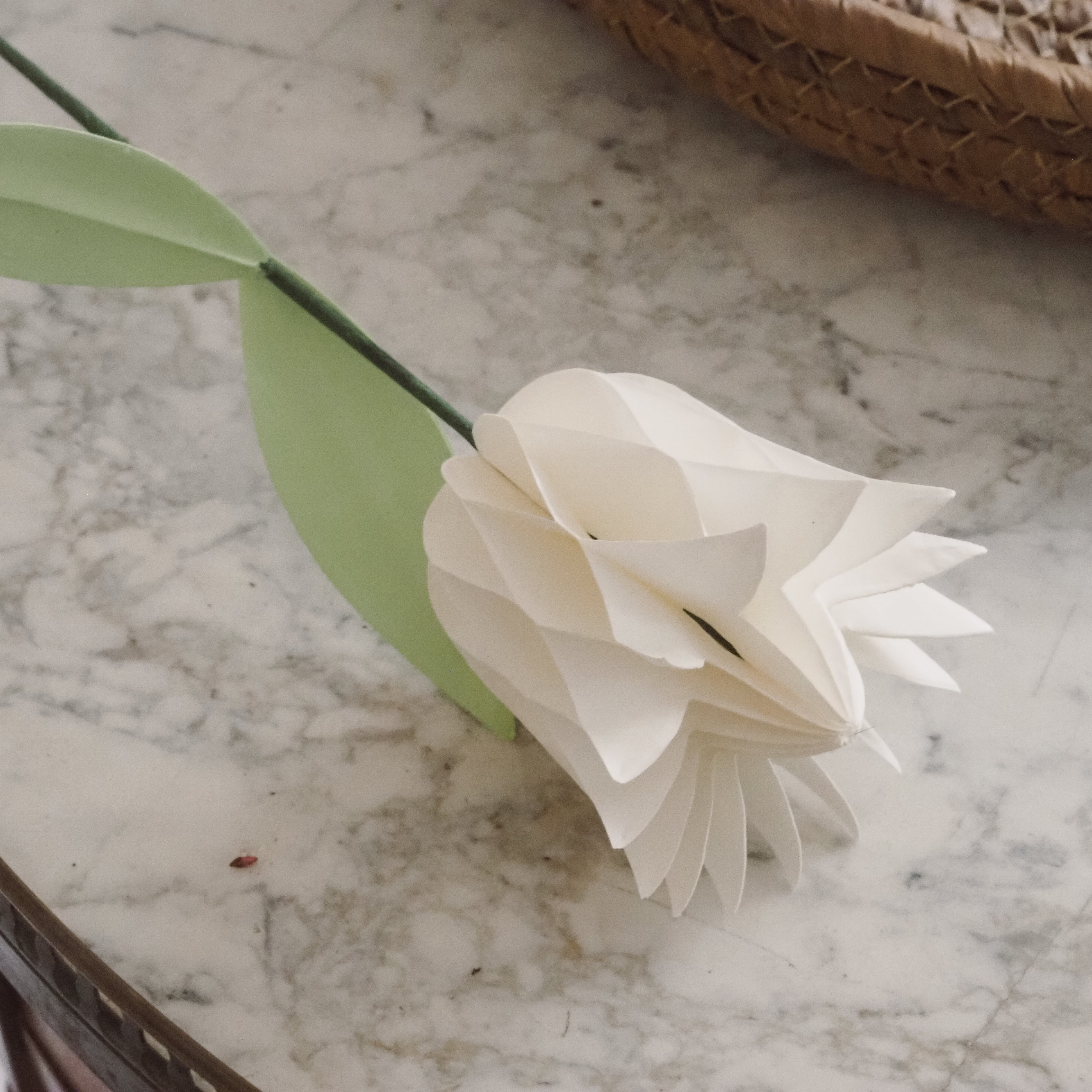Papiertulpe in Weiß · Faltblüte mit Magnetverschluss / Frühlingsdeko