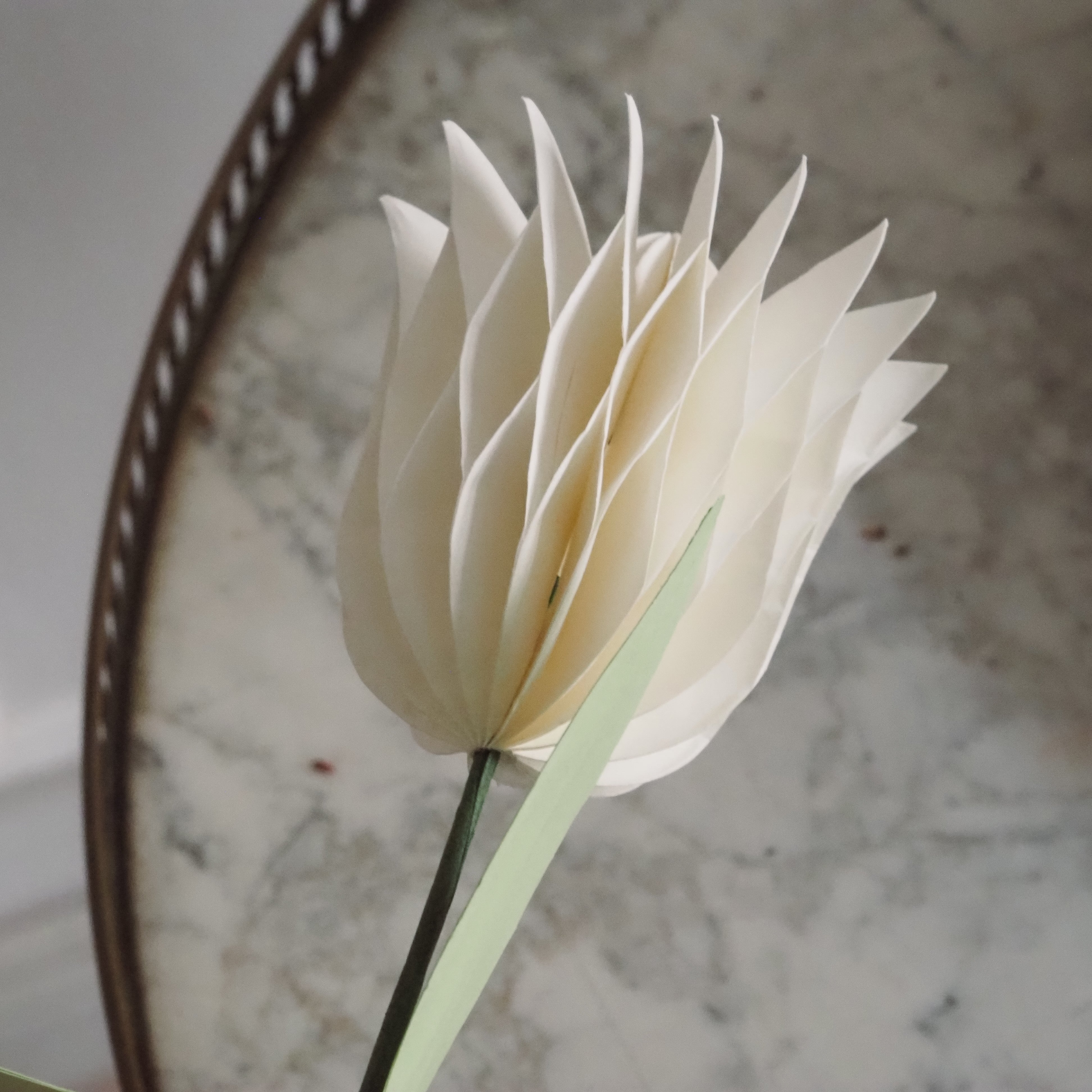 Papiertulpe in Weiß · Faltblüte mit Magnetverschluss / Frühlingsdeko