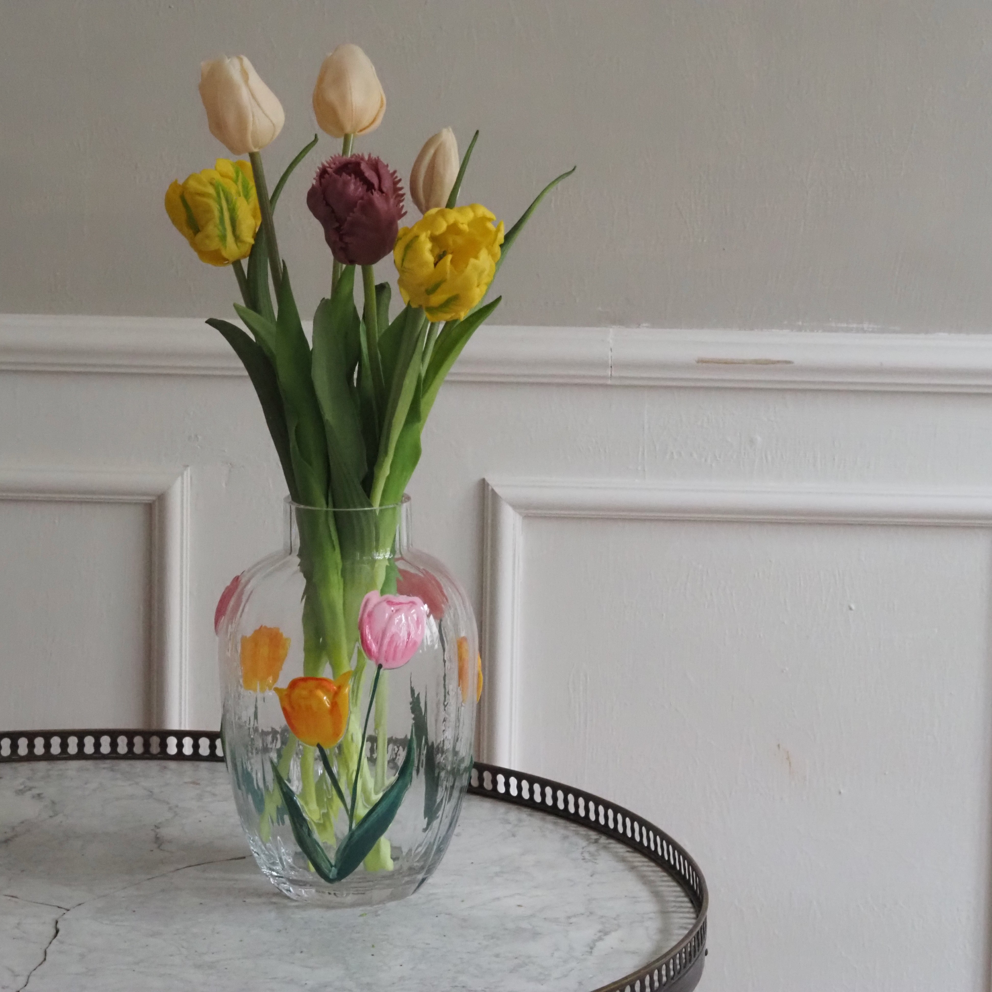 Glasvase mit Tulpenmotiv · handbemalte florale Dekorvase, Blumenvase