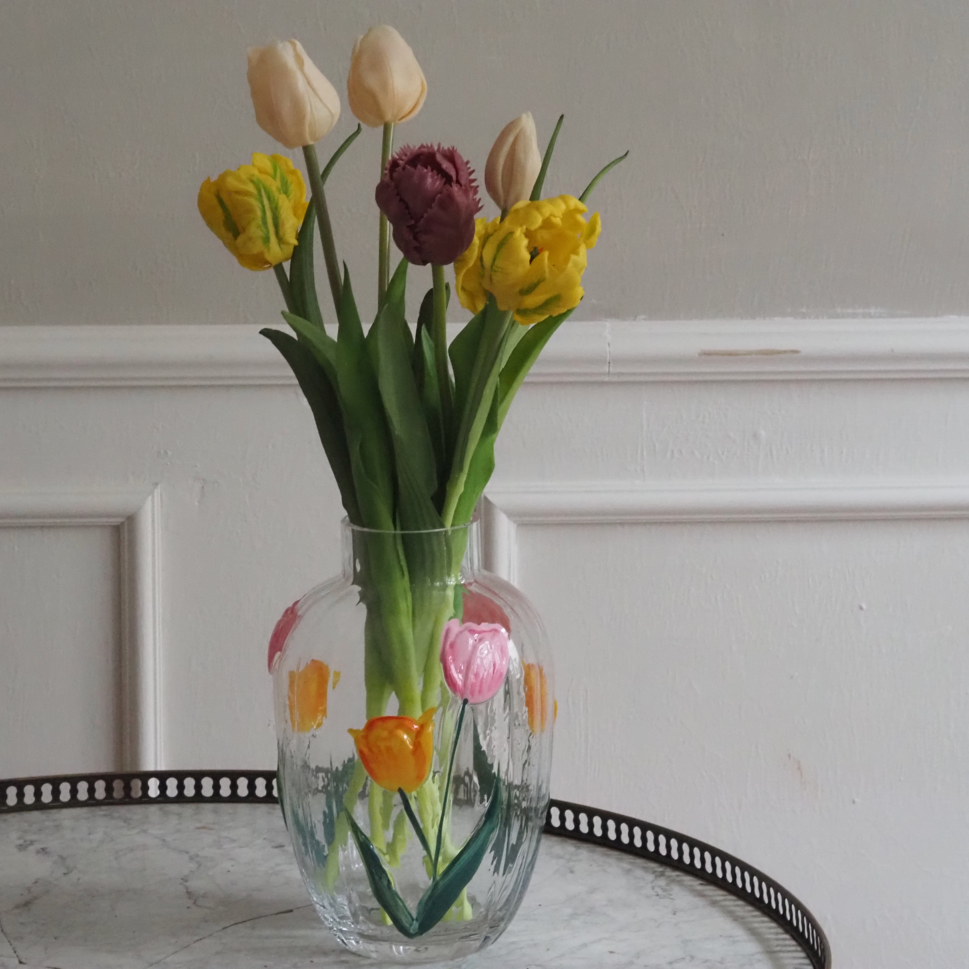 Glasvase mit Tulpenmotiv · handbemalte florale Dekorvase, Blumenvase