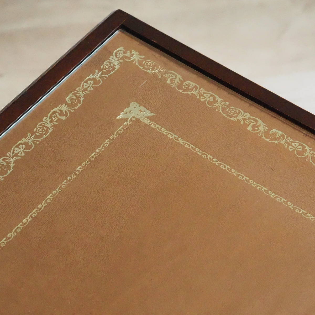 Satztische 3er Set Mahagoni im Regency-Stil mit Glasplatten