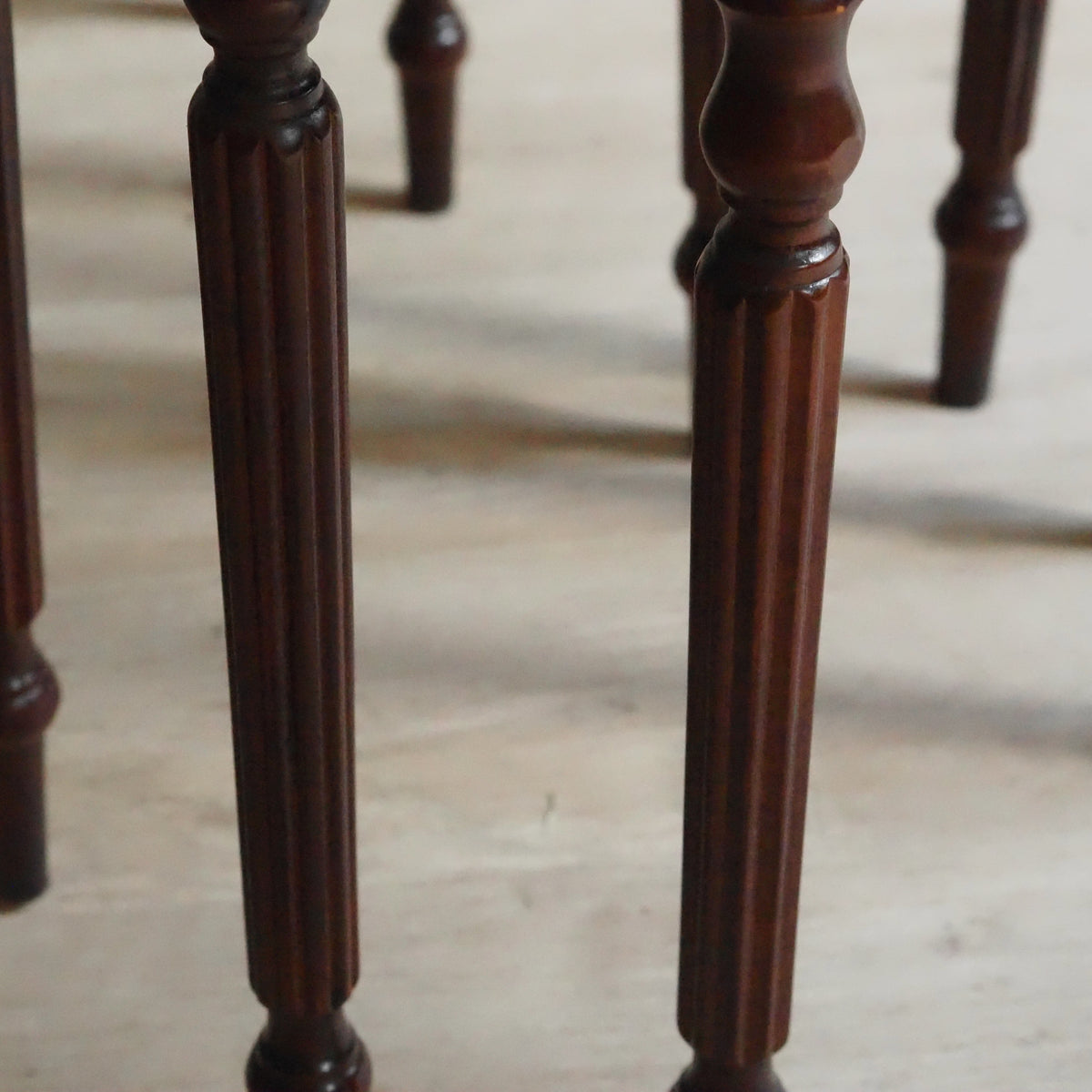 Satztische 3er Set Mahagoni im Regency-Stil mit Glasplatten