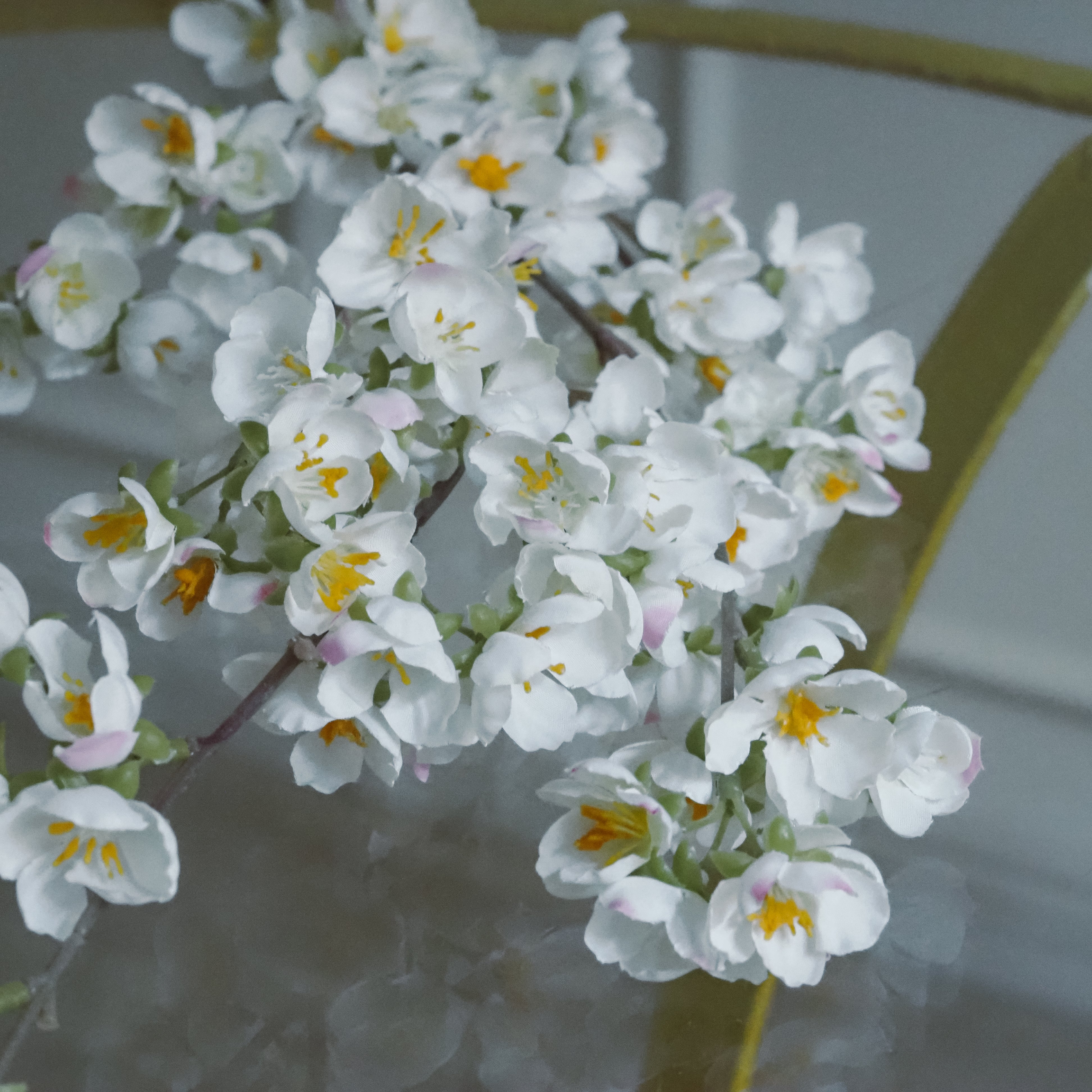Blütenzweig · Kirschblüten-Interpretation / florales Dekorobjekt