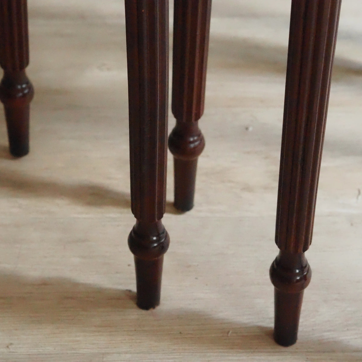 Satztische 3er Set Mahagoni im Regency-Stil mit Glasplatten