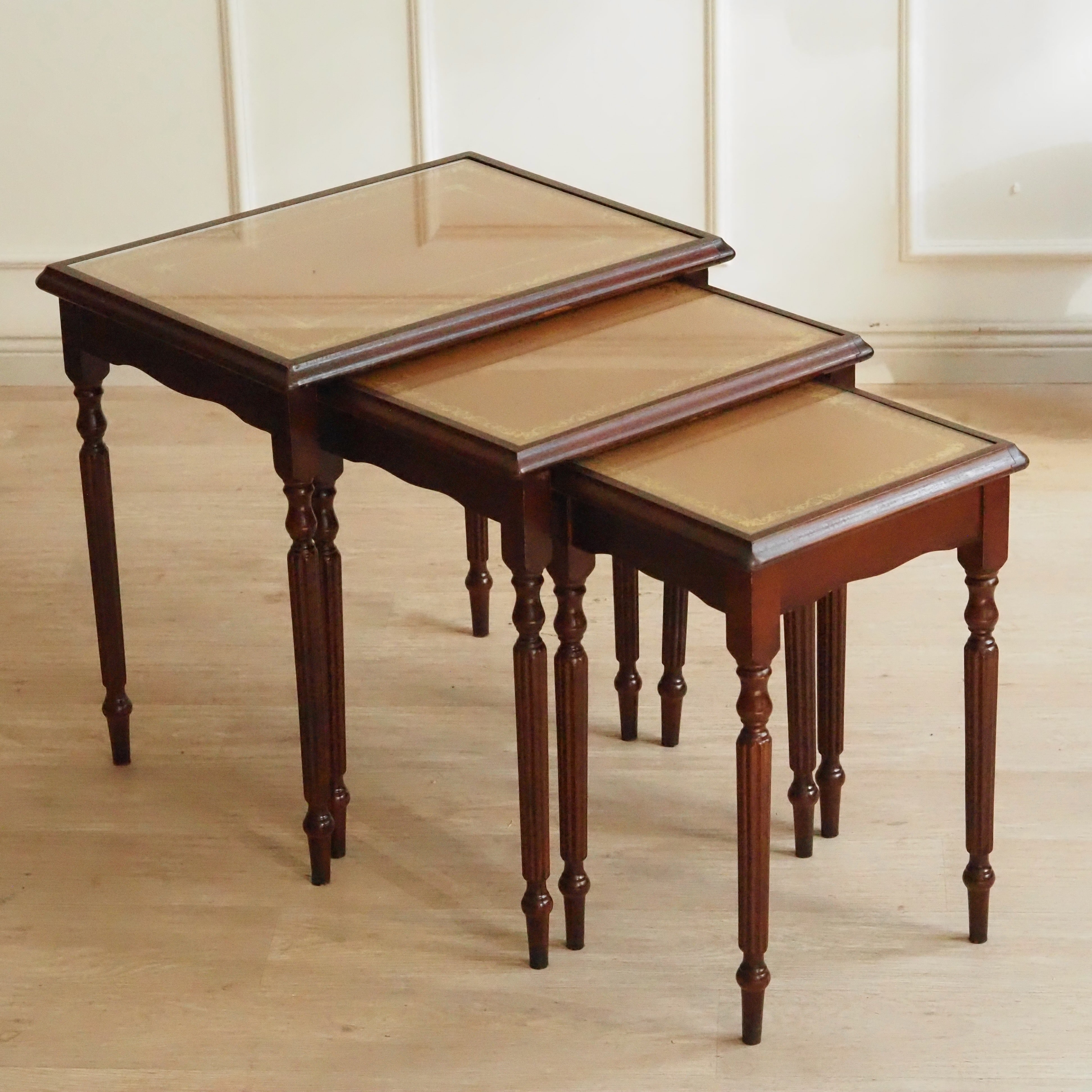 Satztische 3er Set Mahagoni im Regency-Stil mit Glasplatten
