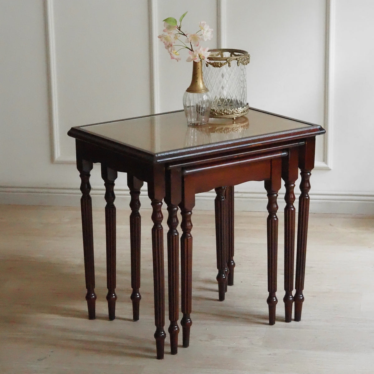 Satztische 3er Set Mahagoni im Regency-Stil mit Glasplatten