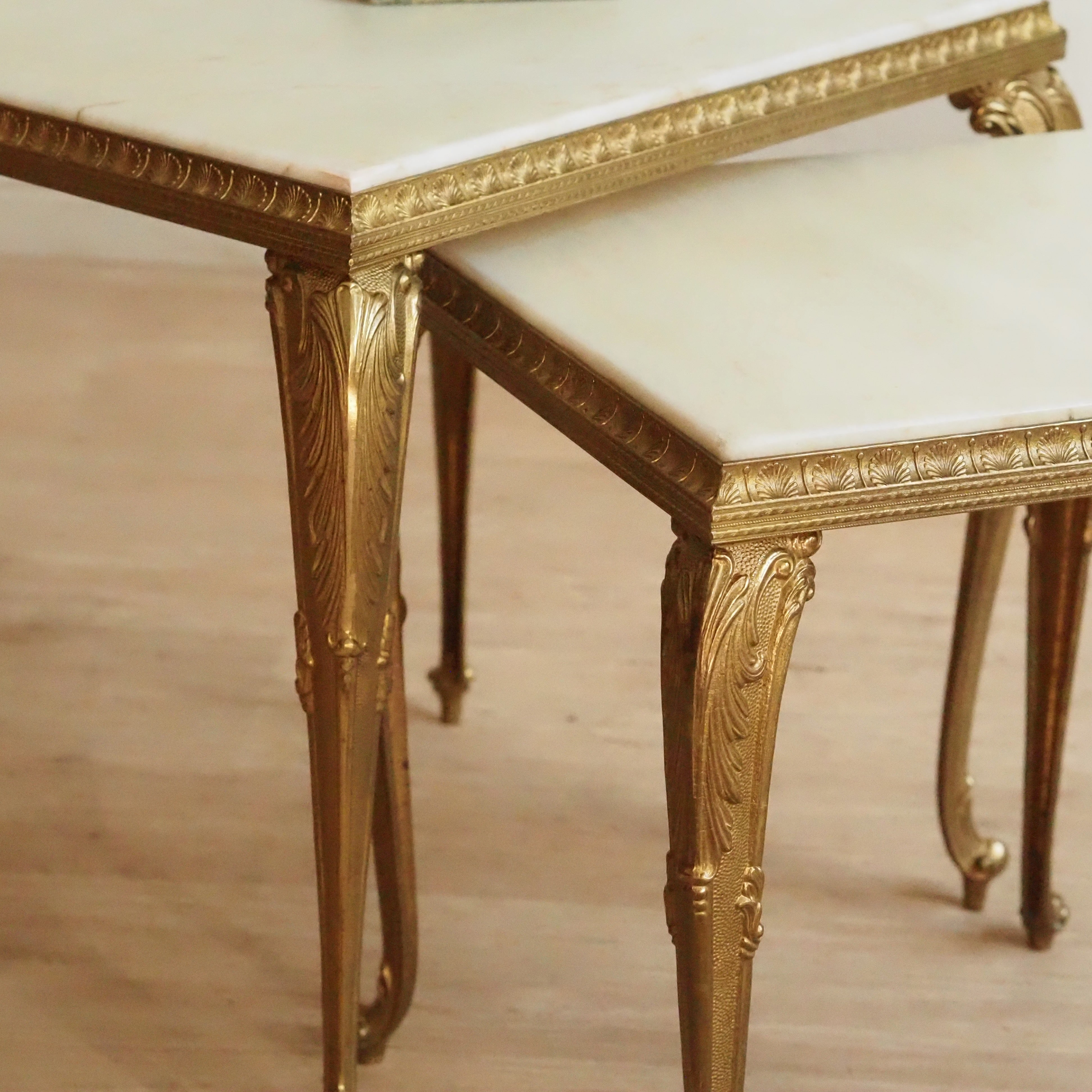 Satztische Messing Marmor, Louis XV Stil, um 1950–1960