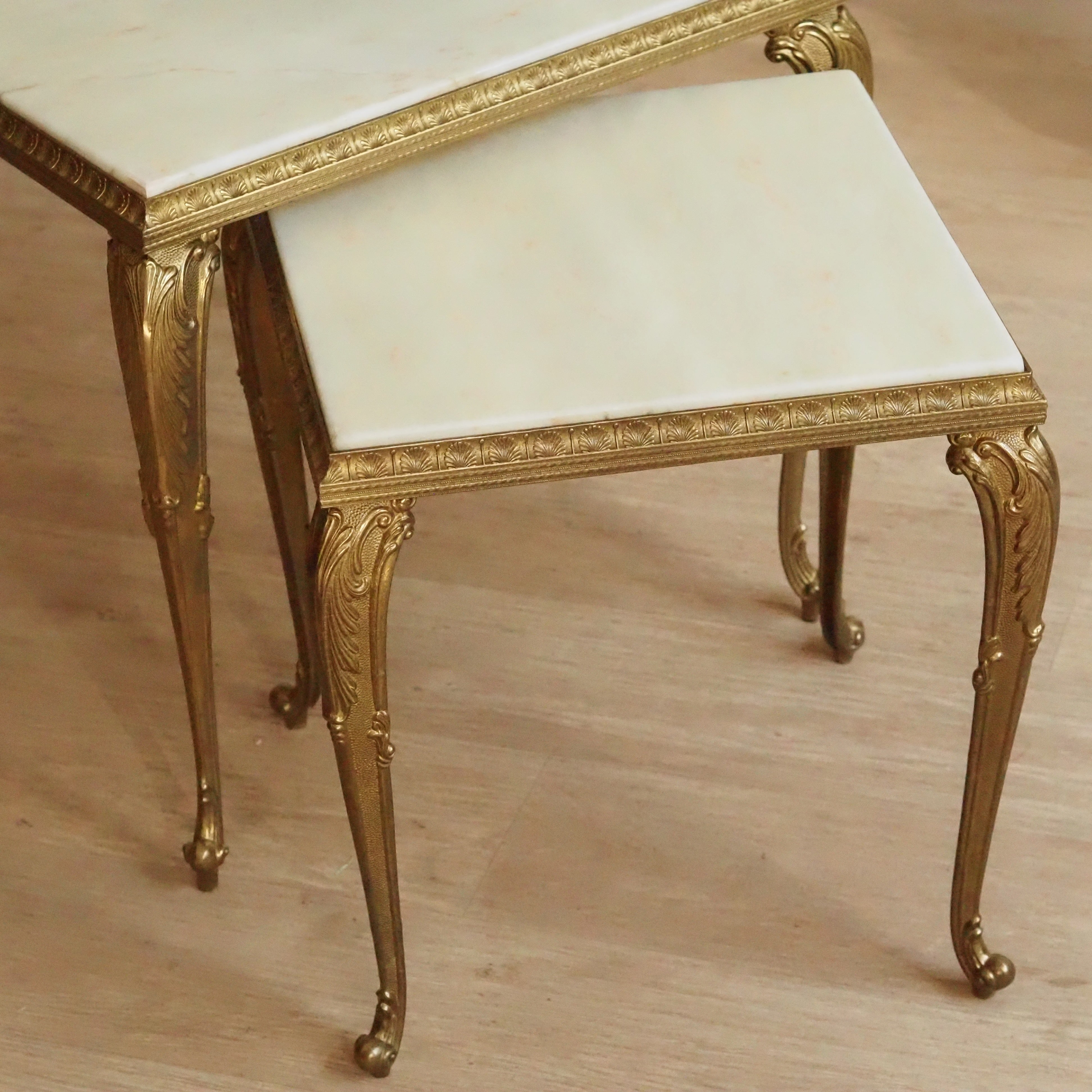 Satztische Messing Marmor, Louis XV Stil, um 1950–1960