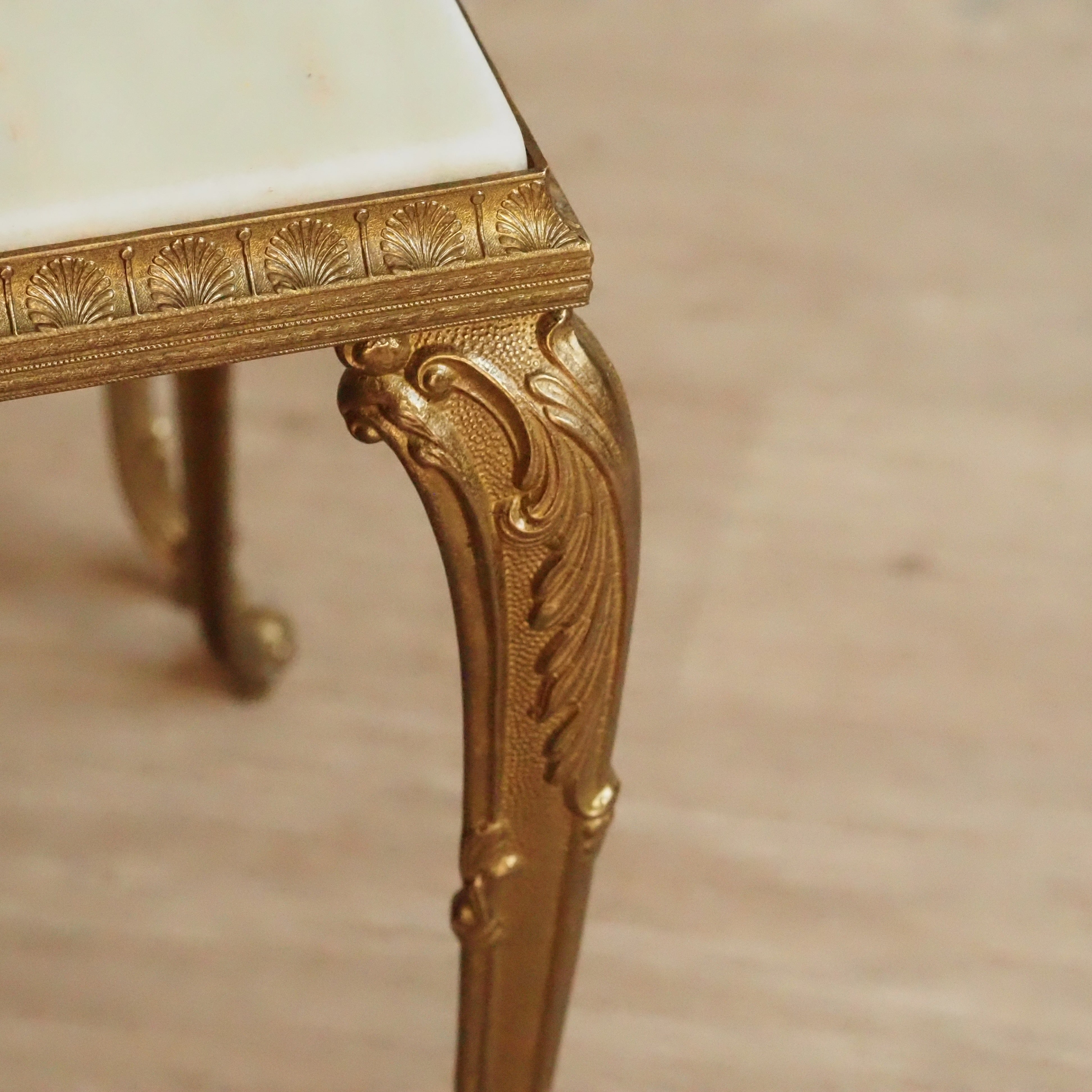 Satztische Messing Marmor, Louis XV Stil, um 1950–1960
