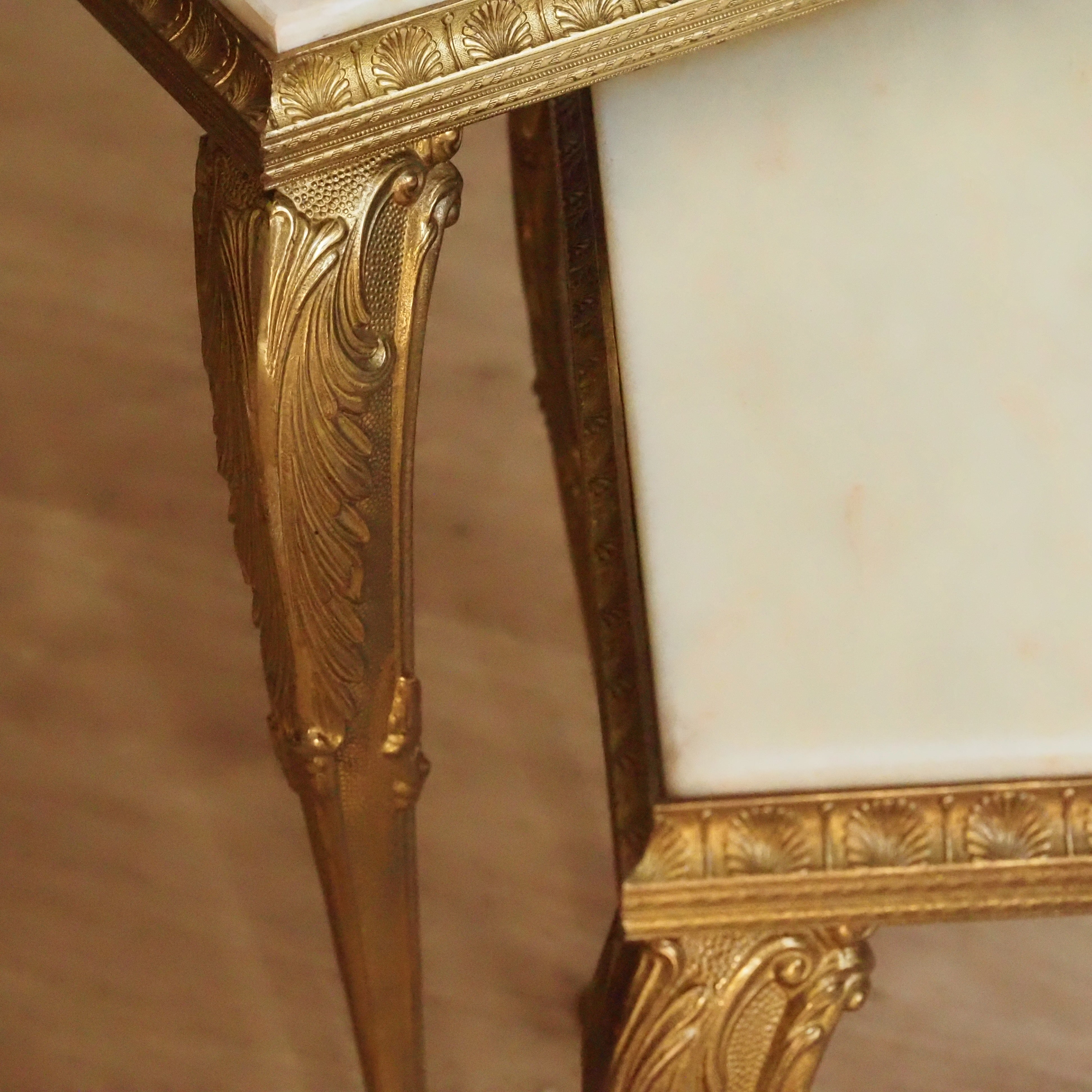 Satztische Messing Marmor, Louis XV Stil, um 1950–1960