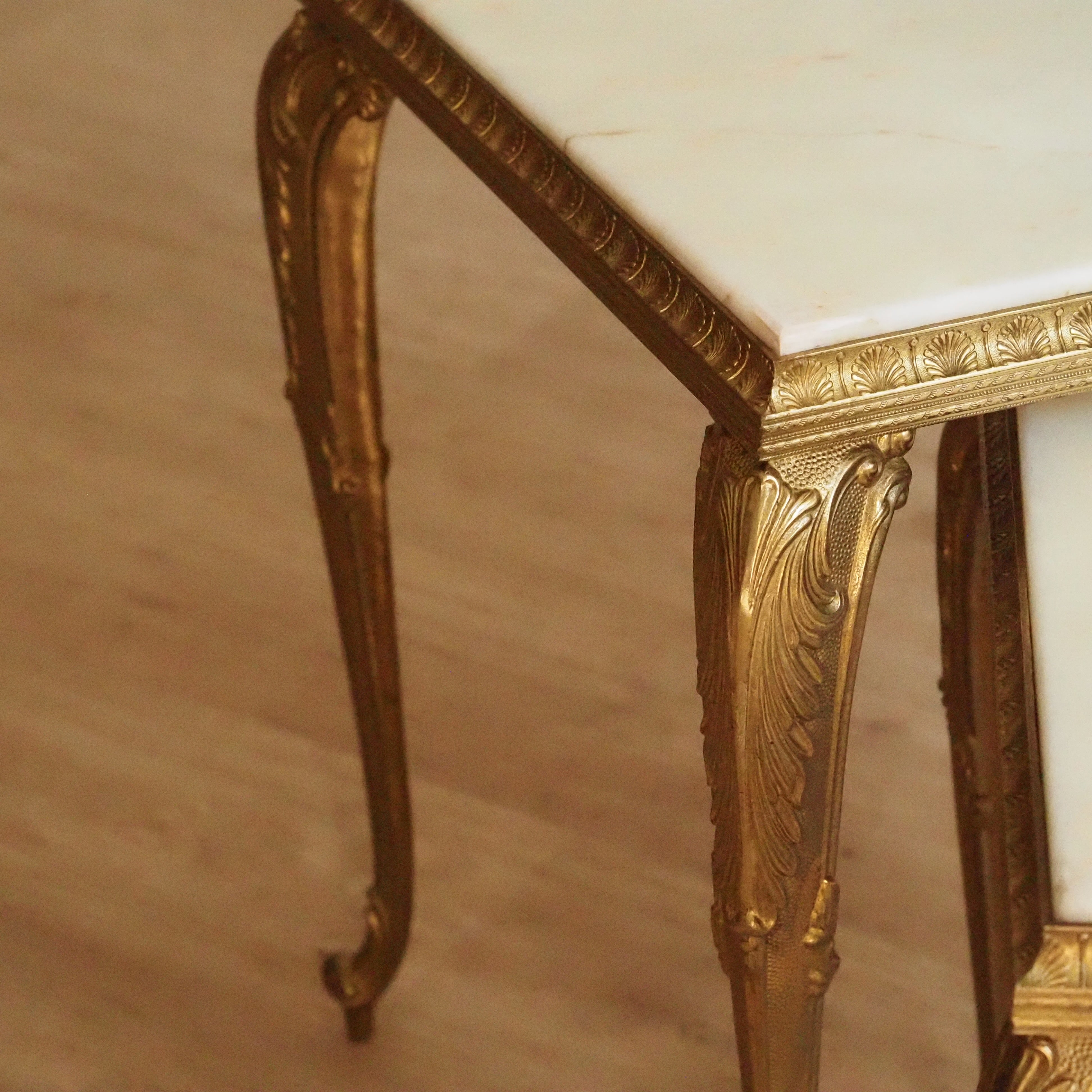 Satztische Messing Marmor, Louis XV Stil, um 1950–1960
