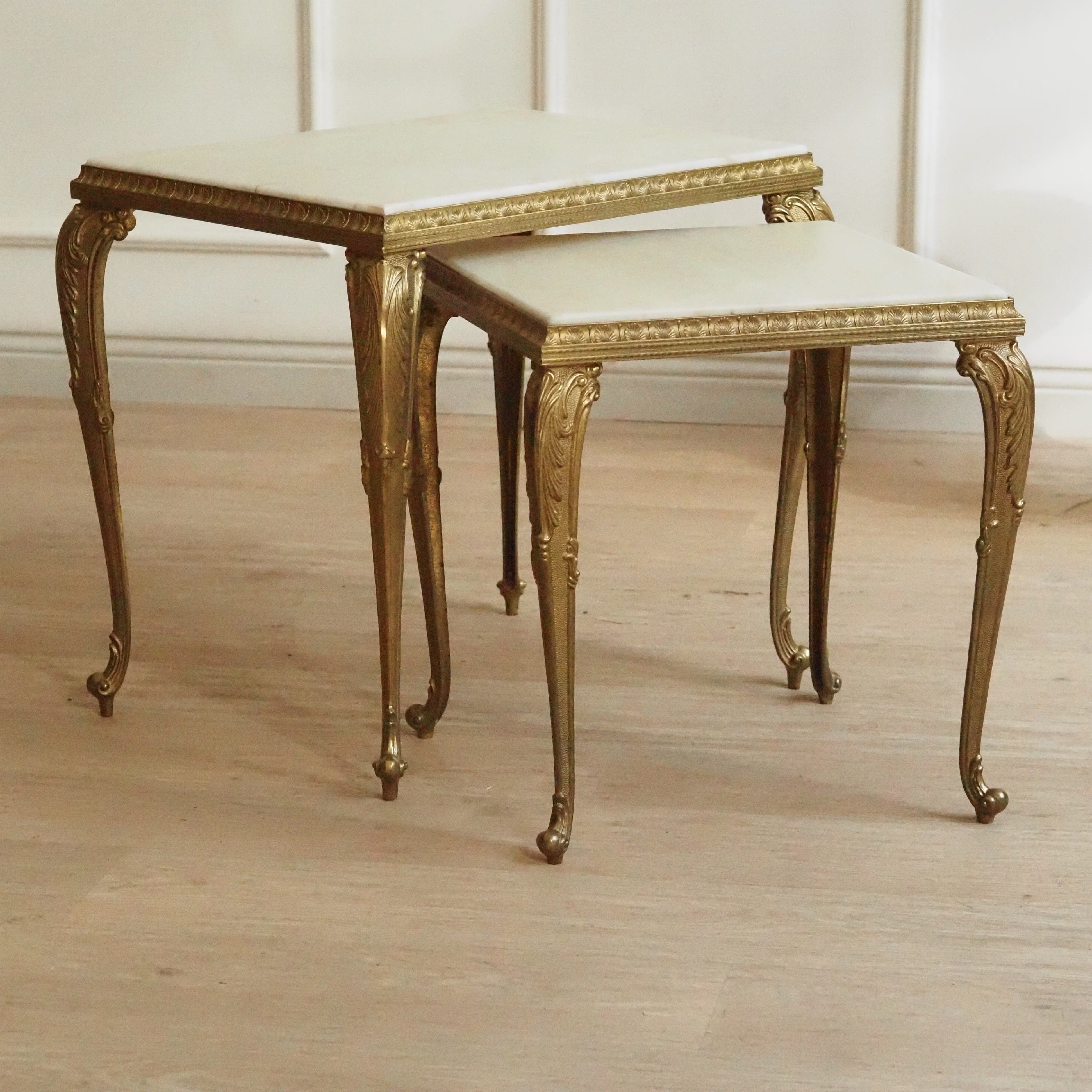 Satztische Messing Marmor, Louis XV Stil, um 1950–1960