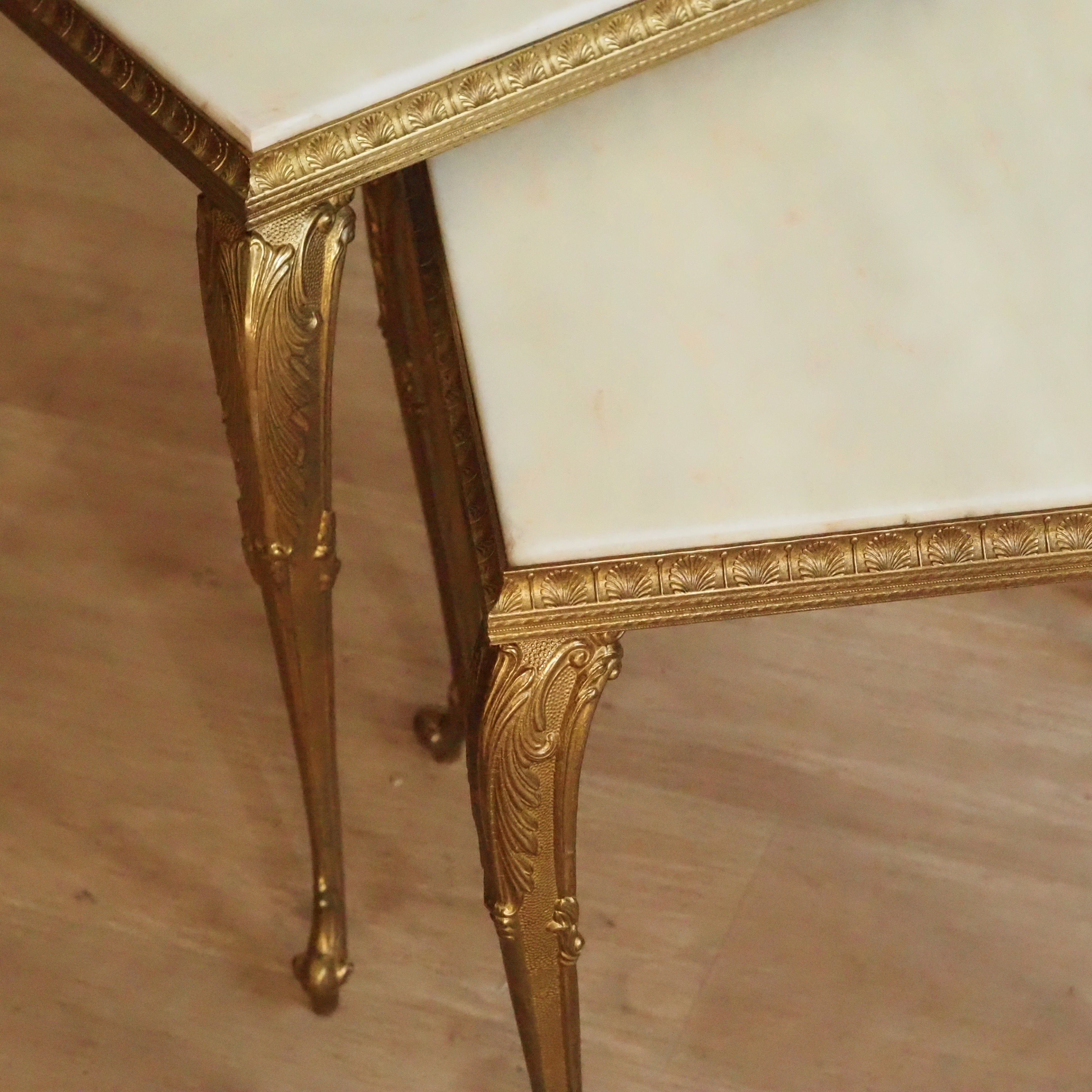Satztische Messing Marmor, Louis XV Stil, um 1950–1960
