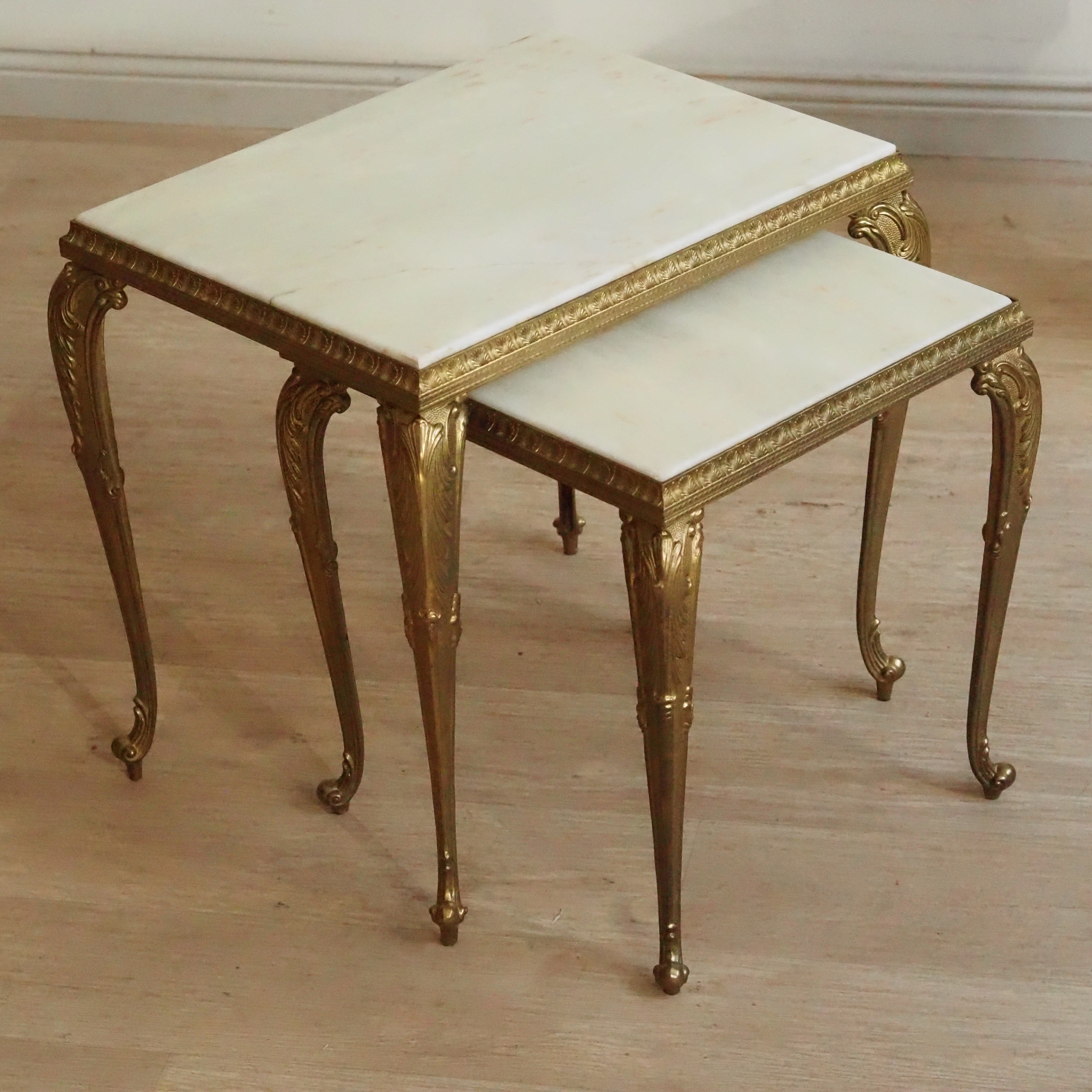 Satztische Messing Marmor, Louis XV Stil, um 1950–1960