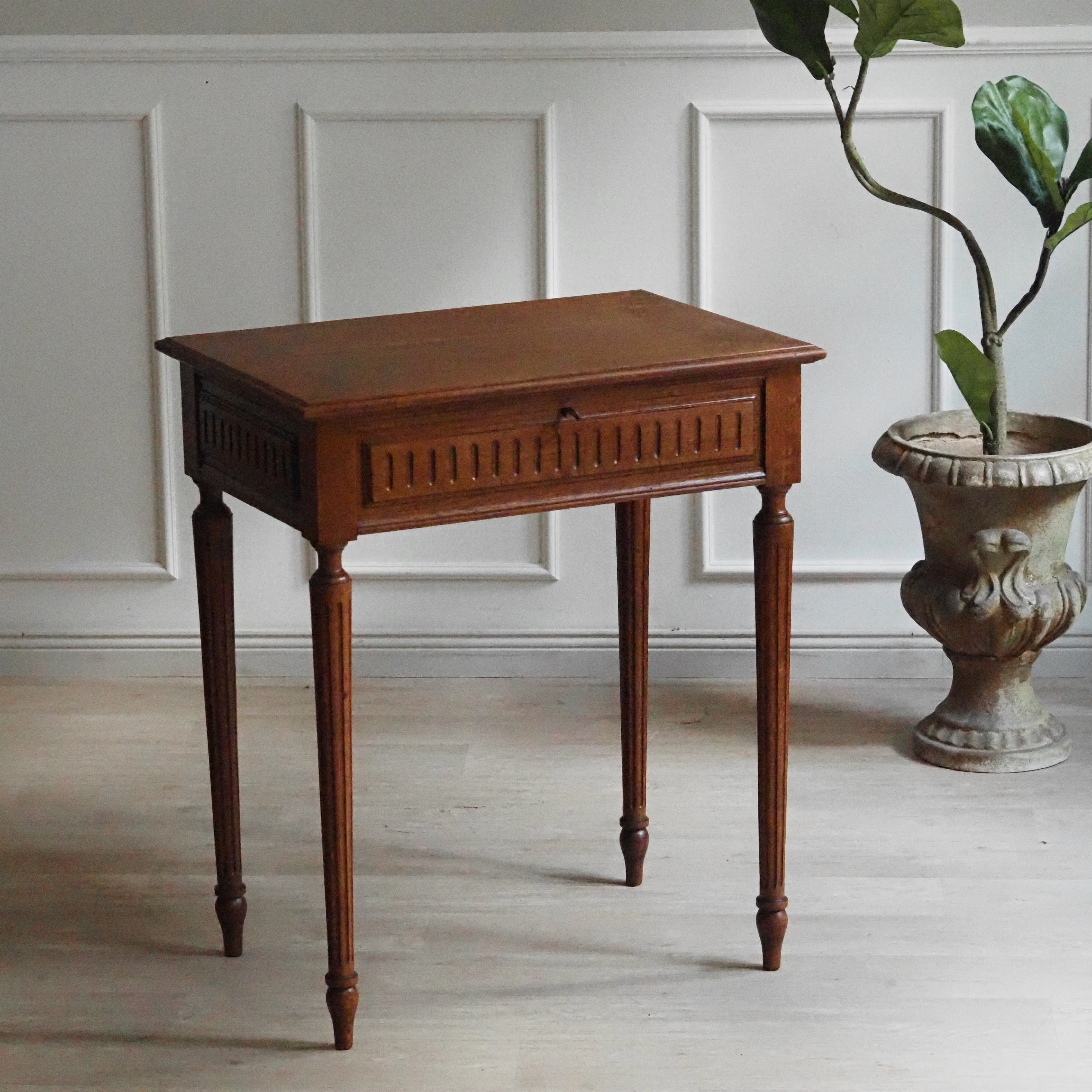 Beistelltisch Louis XVI Stil mit Spiegel und Fächern, Eiche um 1900
