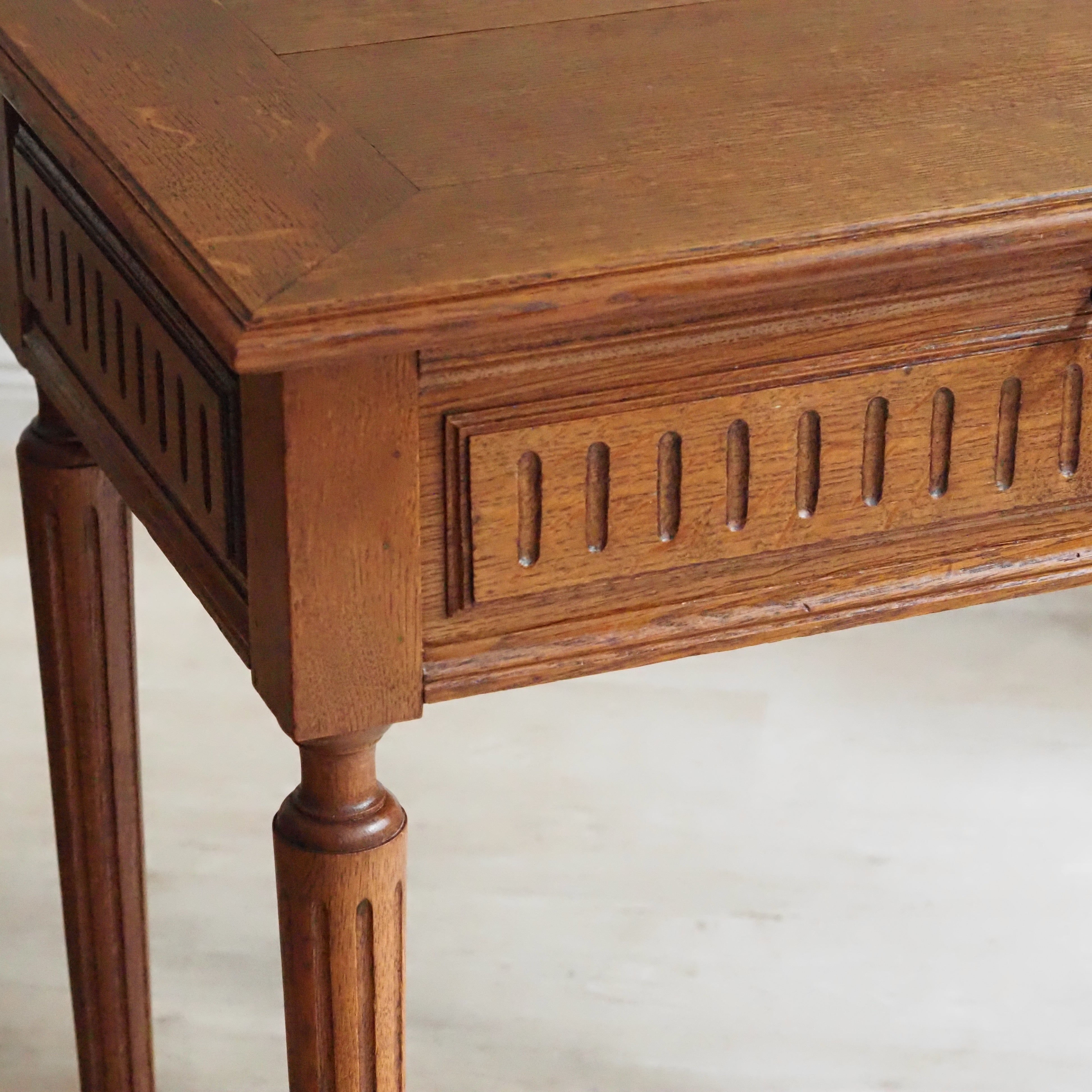 Beistelltisch Louis XVI Stil mit Spiegel und Fächern, Eiche um 1900