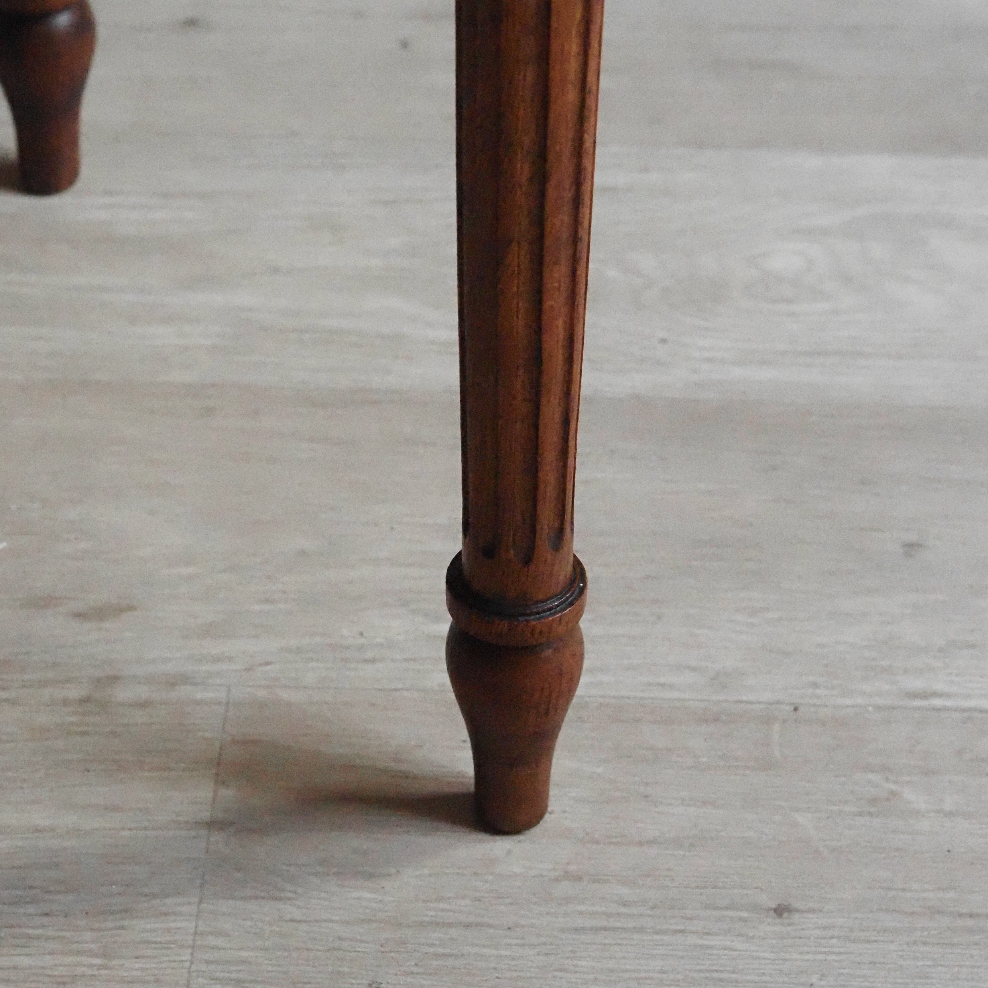 Beistelltisch Louis XVI Stil mit Spiegel und Fächern, Eiche um 1900