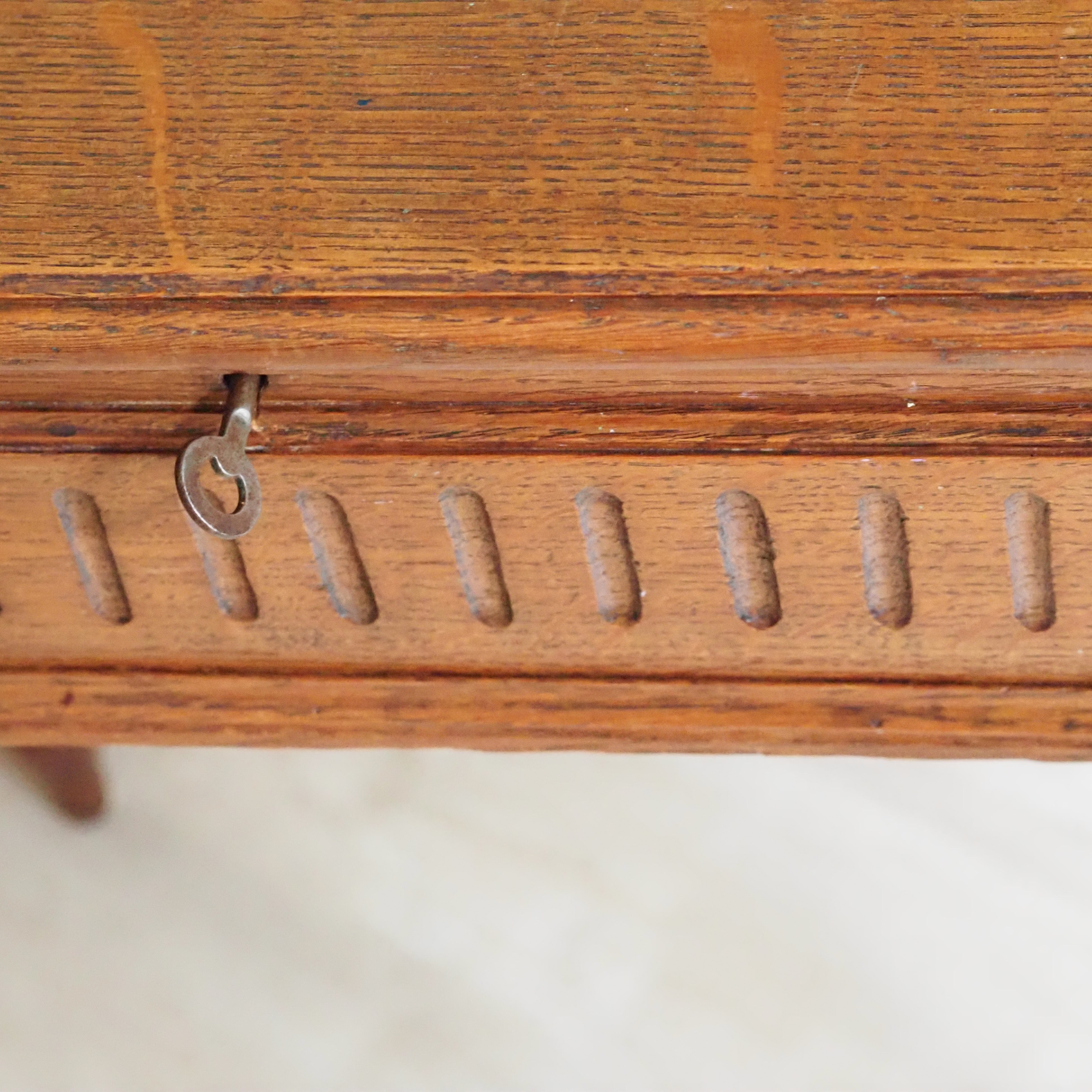 Beistelltisch Louis XVI Stil mit Spiegel und Fächern, Eiche um 1900