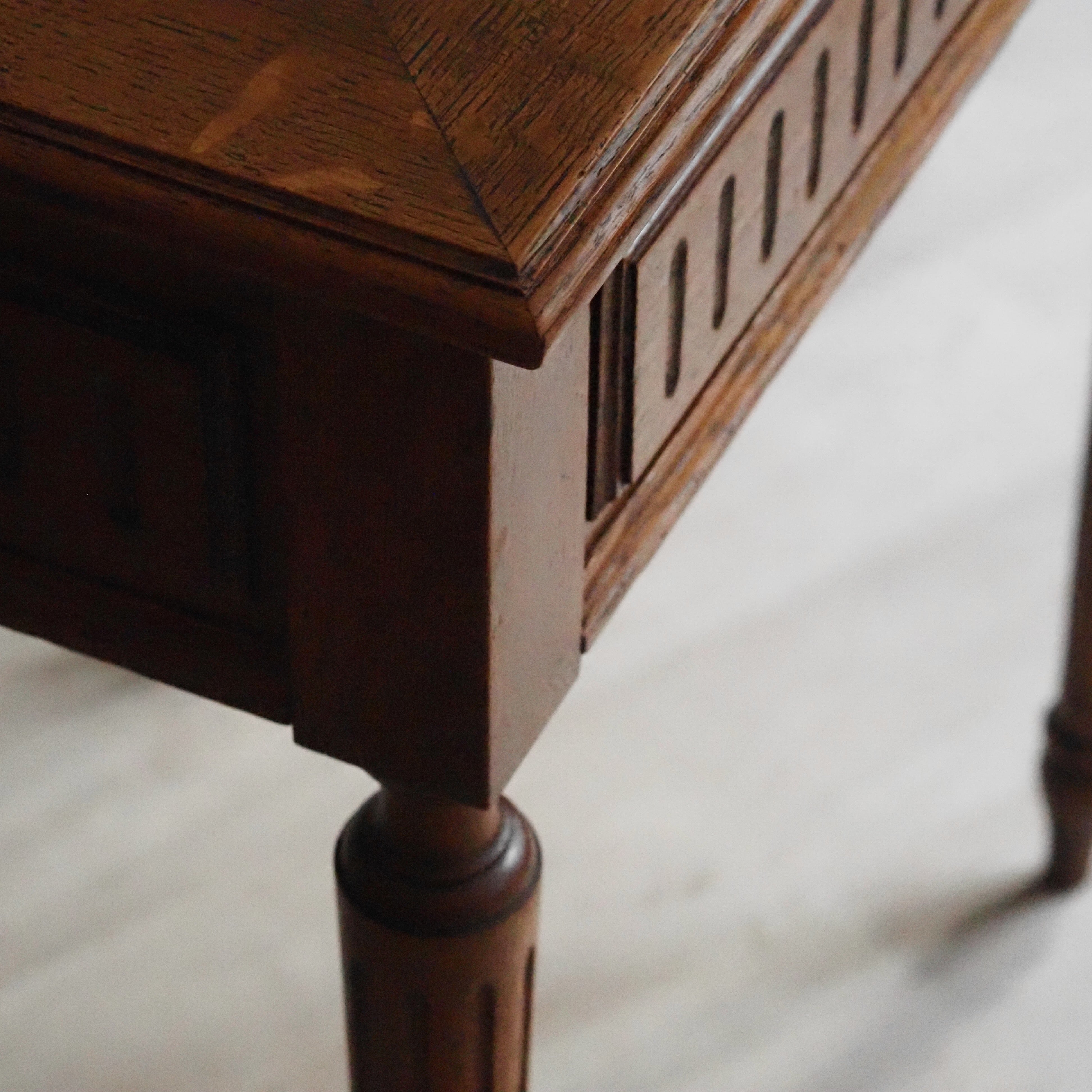 Beistelltisch Louis XVI Stil mit Spiegel und Fächern, Eiche um 1900