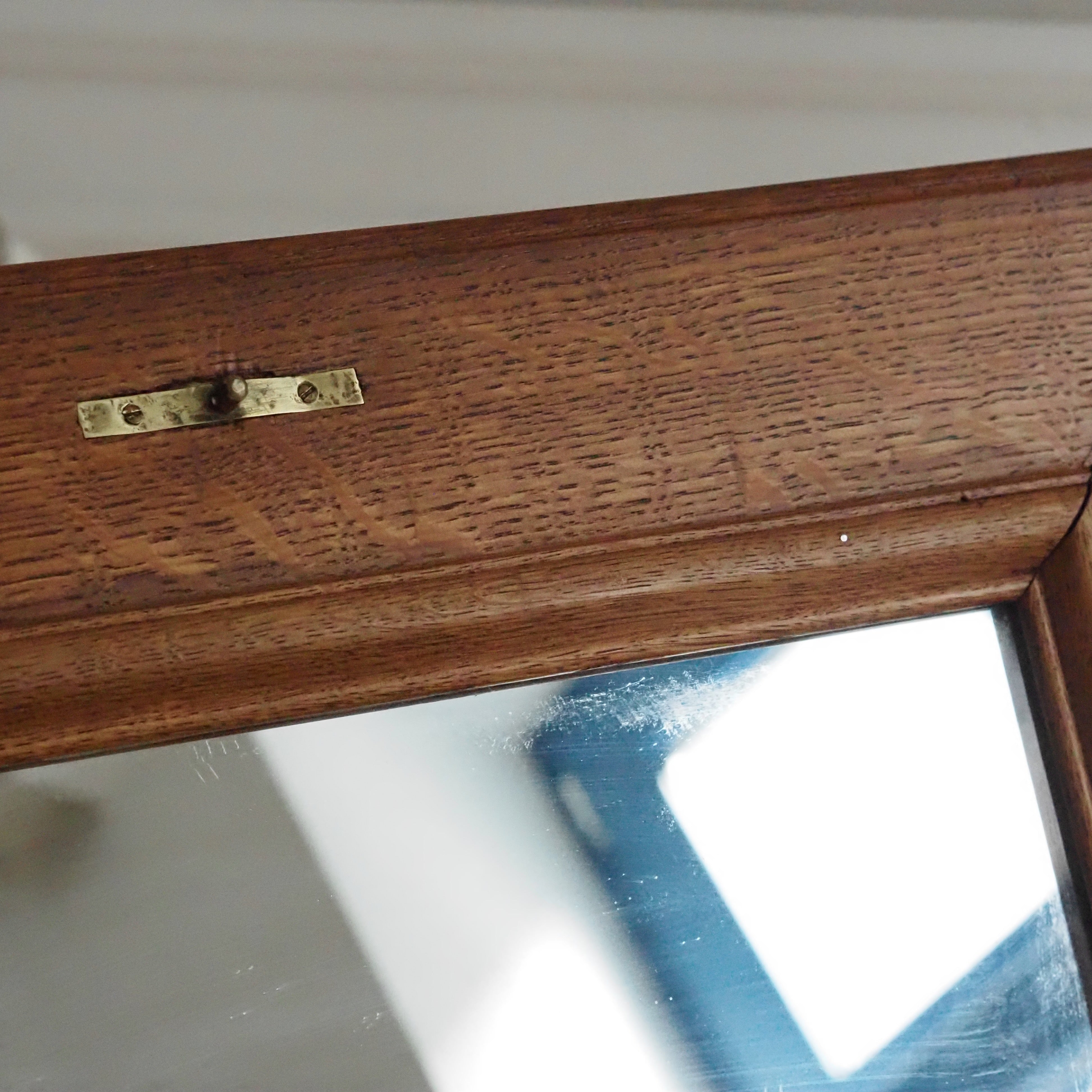 Beistelltisch Louis XVI Stil mit Spiegel und Fächern, Eiche um 1900