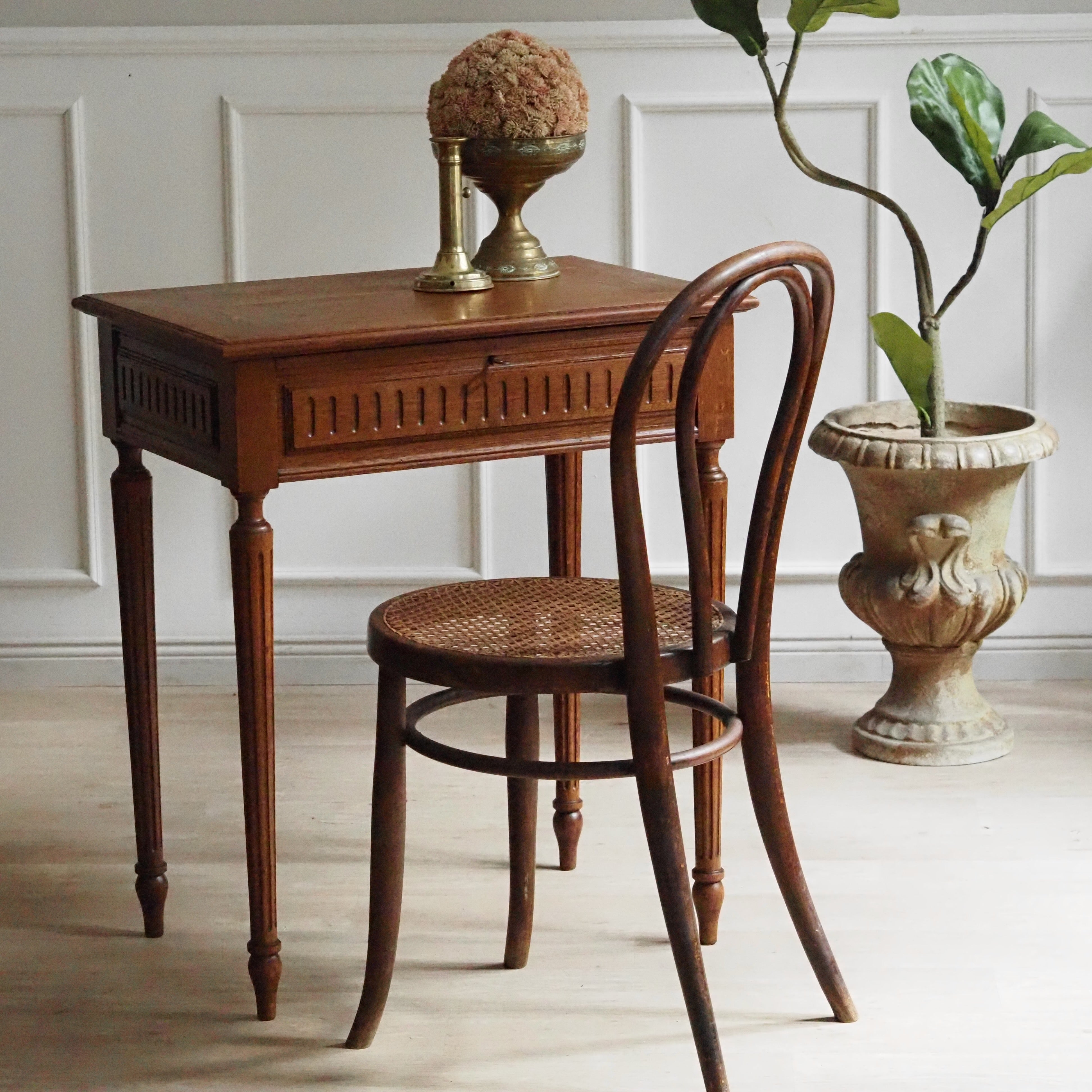 Beistelltisch Louis XVI Stil mit Spiegel und Fächern, Eiche um 1900