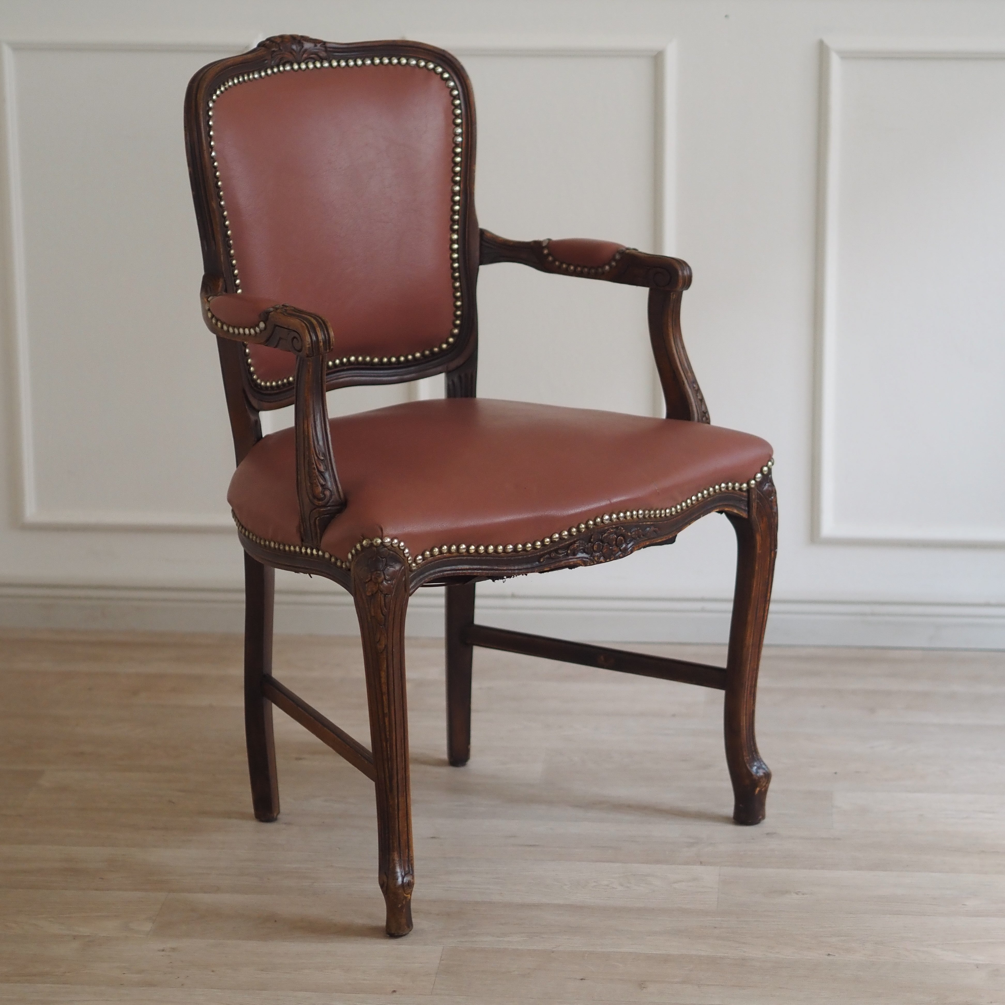 Armlehnstuhl im Louis-XV-Stil, Fauteuil mit Nietenbesatz, Frankreich um 1920