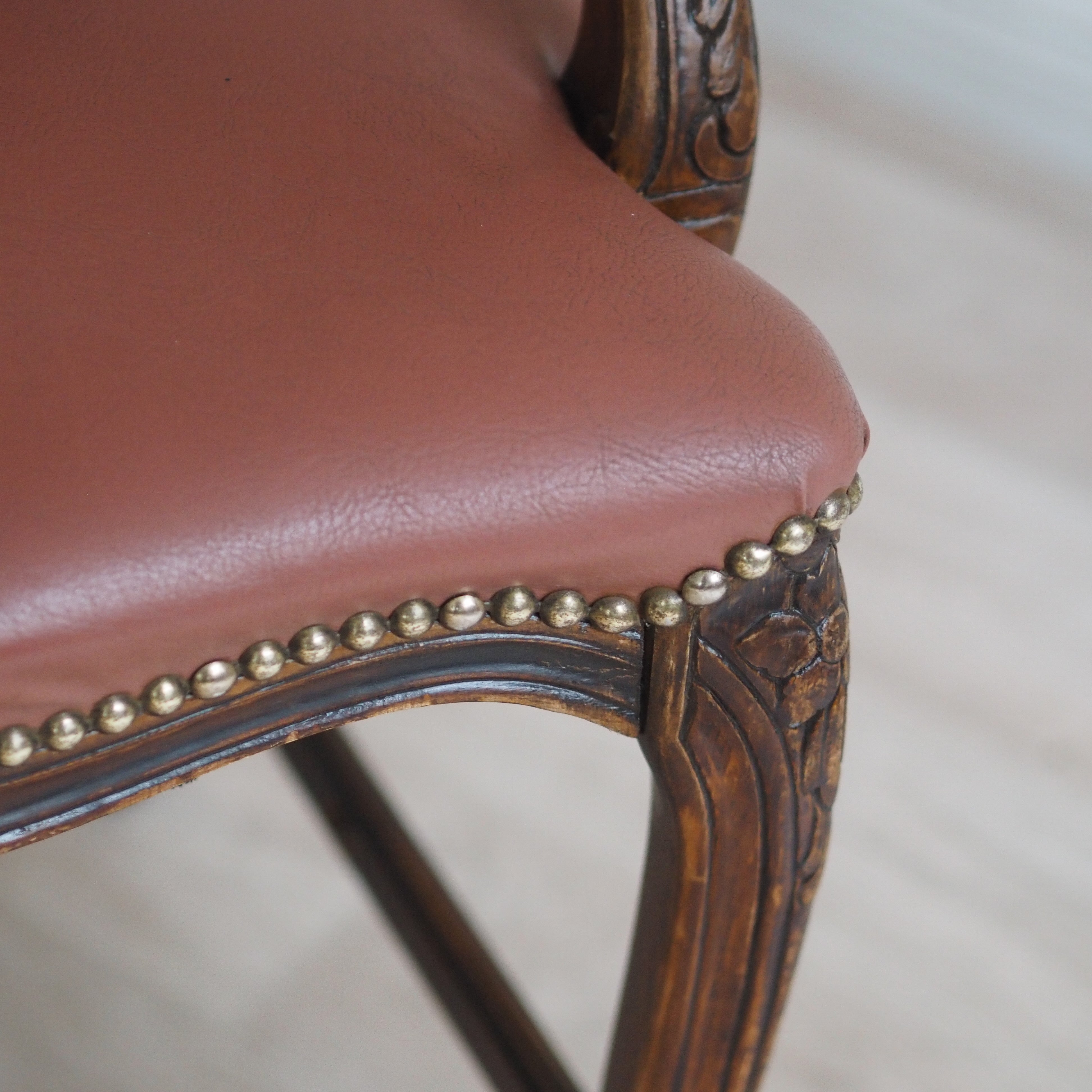 Armlehnstuhl im Louis-XV-Stil, Fauteuil mit Nietenbesatz, Frankreich um 1920