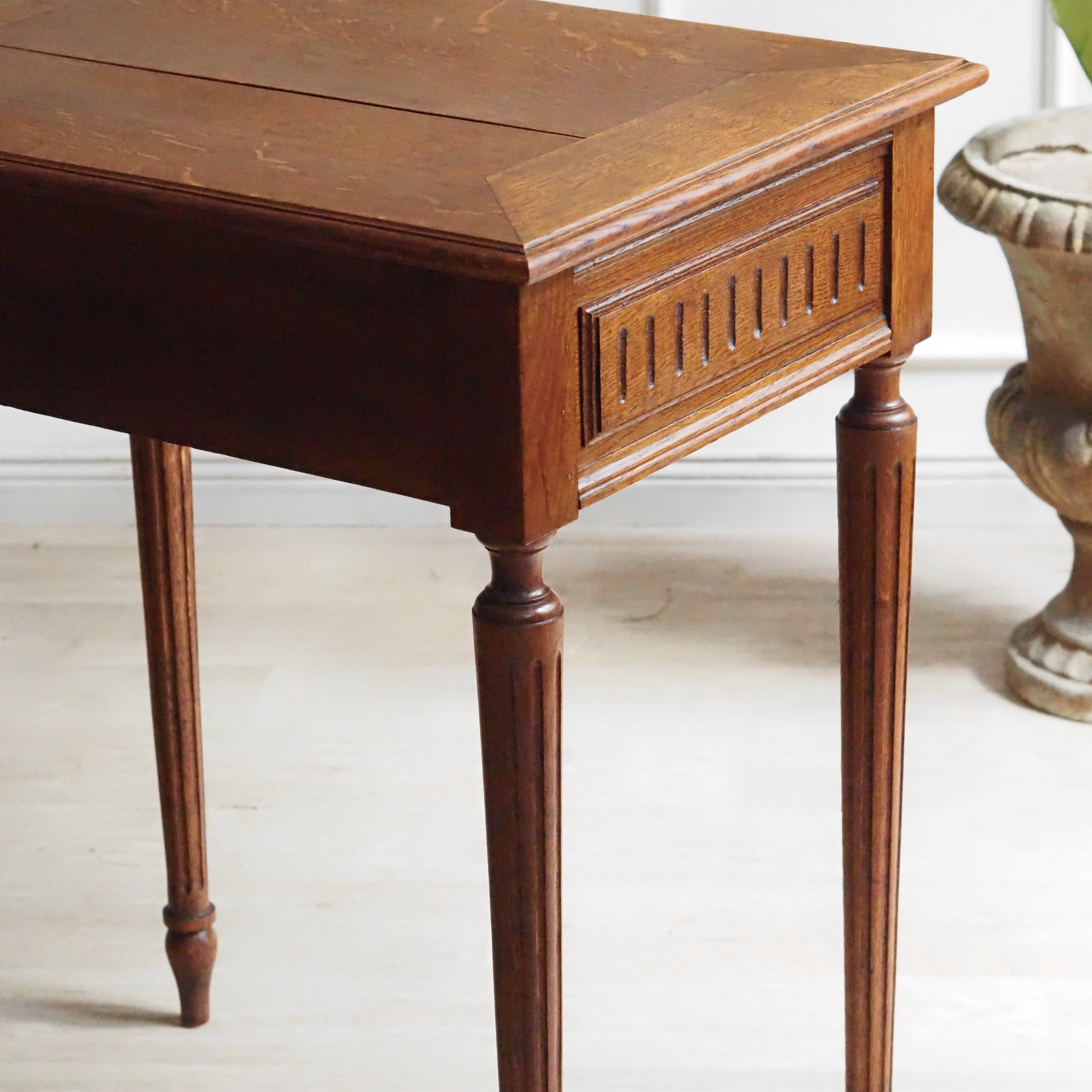 Beistelltisch Louis XVI Stil mit Spiegel und Fächern, Eiche um 1900