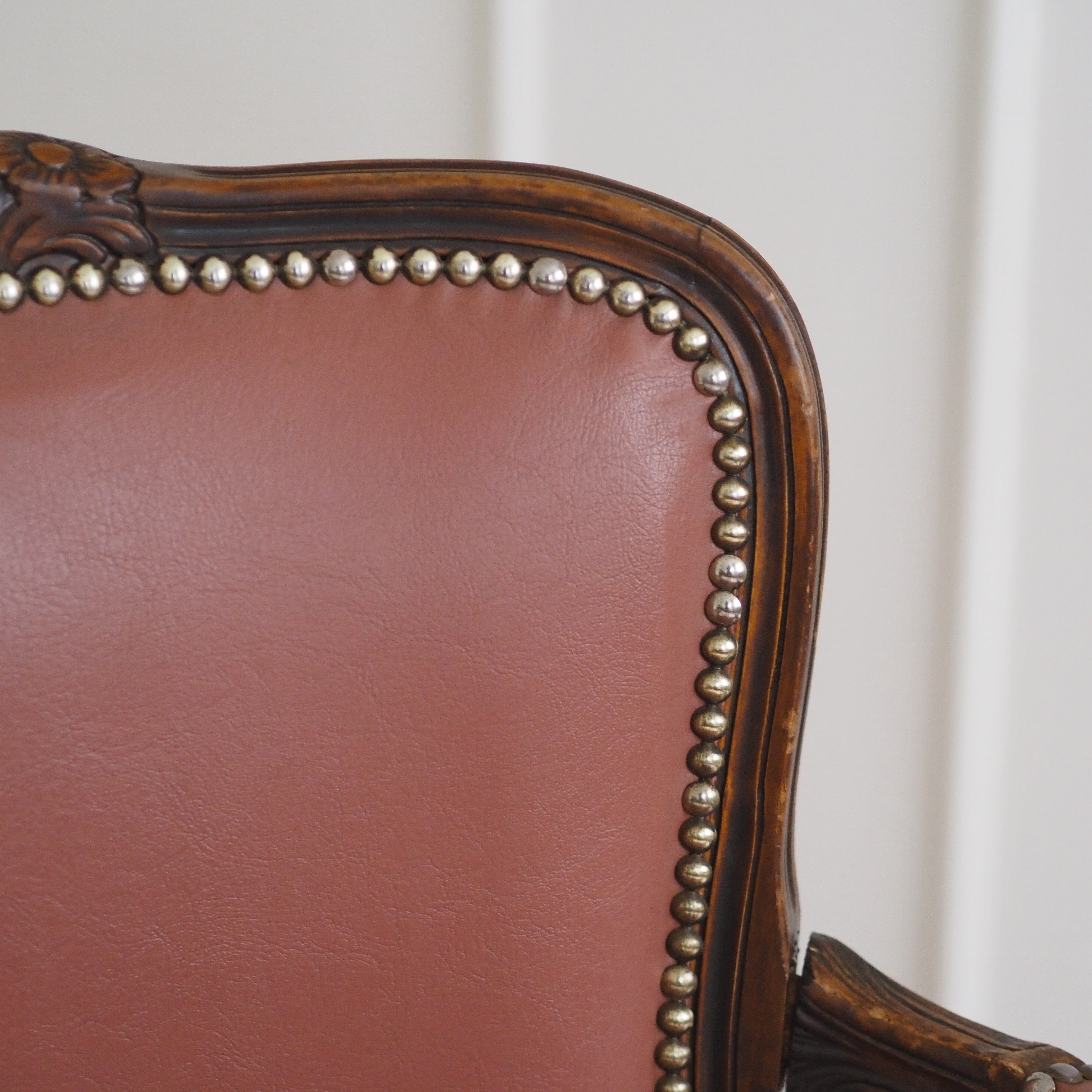 Armlehnstuhl im Louis-XV-Stil, Fauteuil mit Nietenbesatz, Frankreich um 1920
