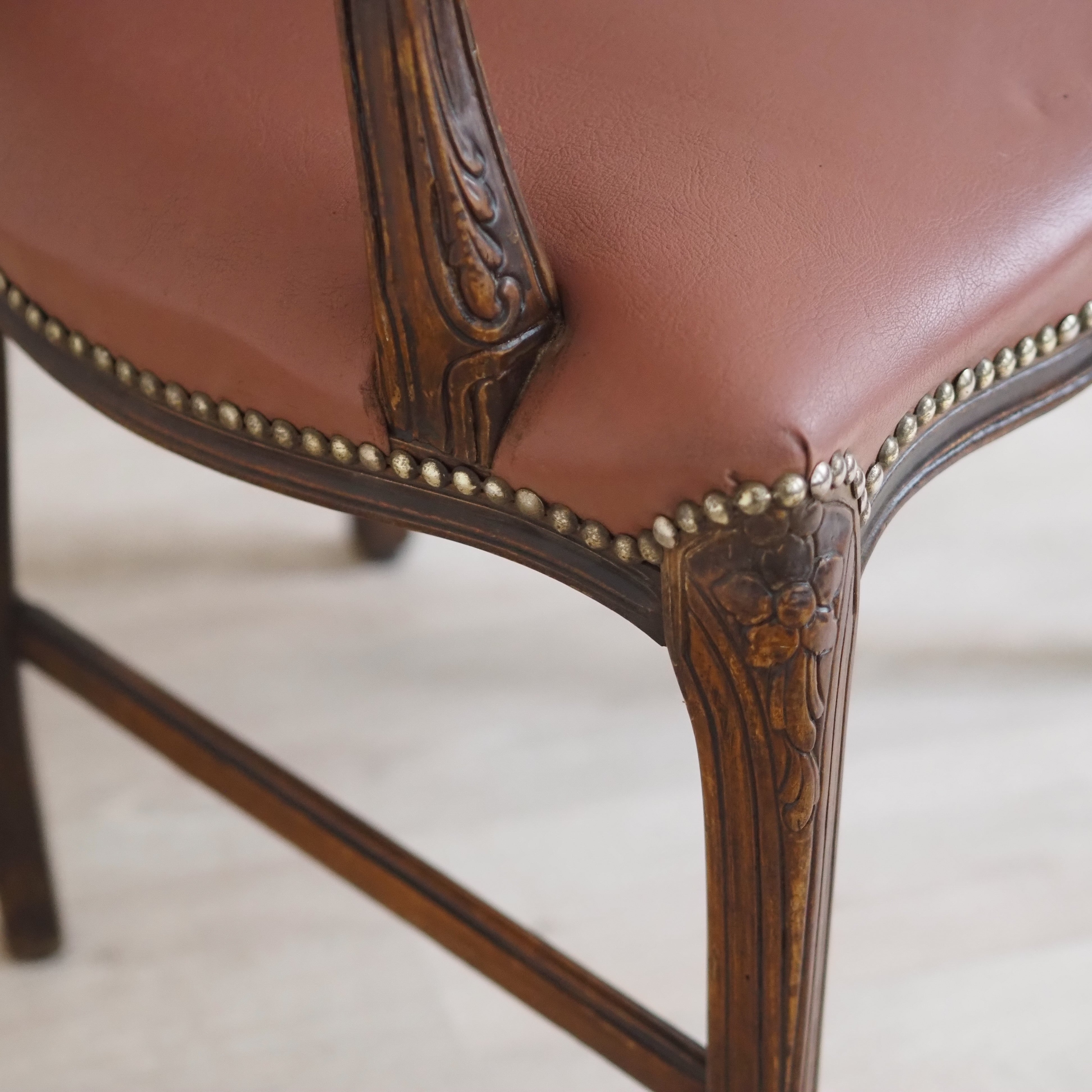 Armlehnstuhl im Louis-XV-Stil, Fauteuil mit Nietenbesatz, Frankreich um 1920