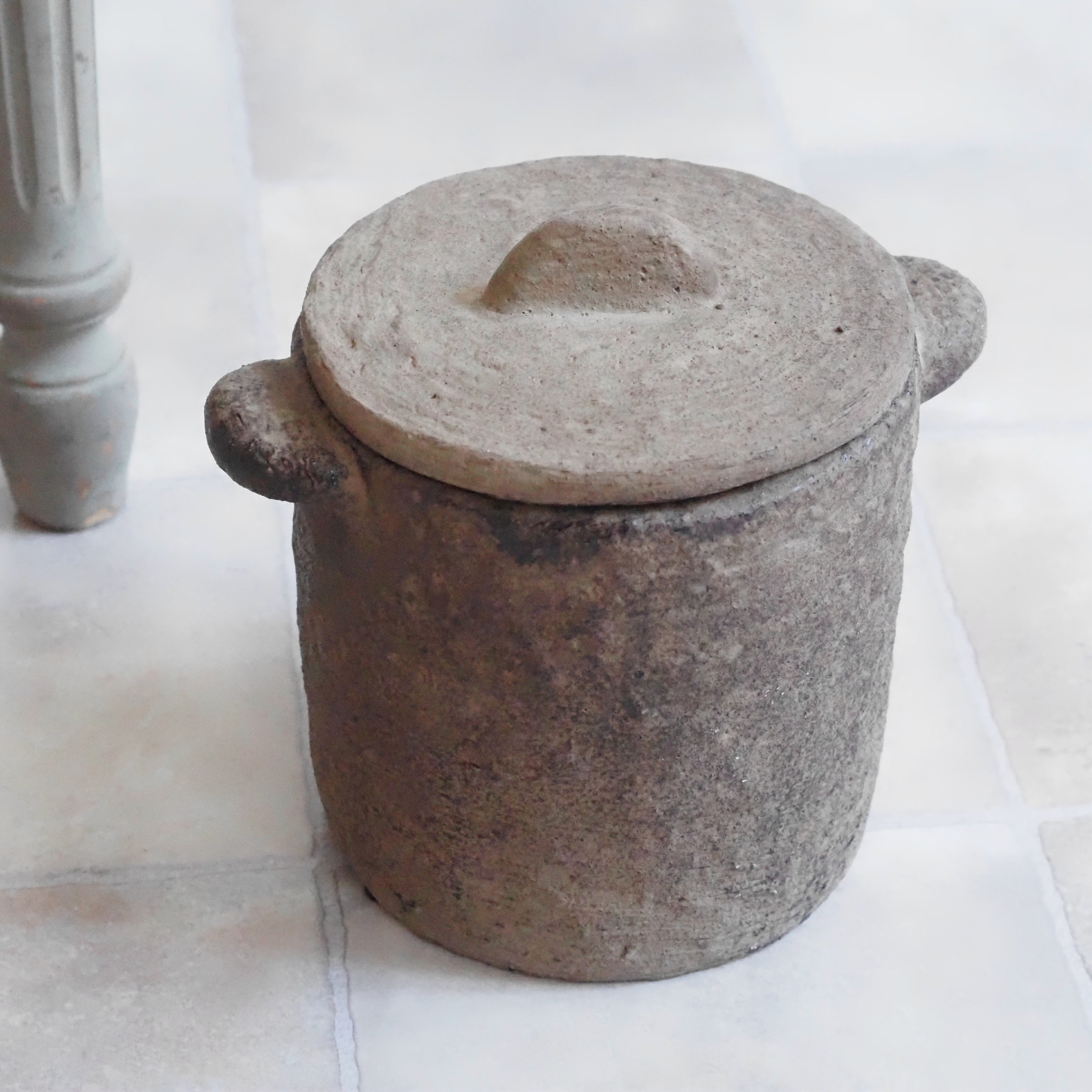 Tonkrug mit Deckel · Unglasiertes Steingut, seitliche Griffe