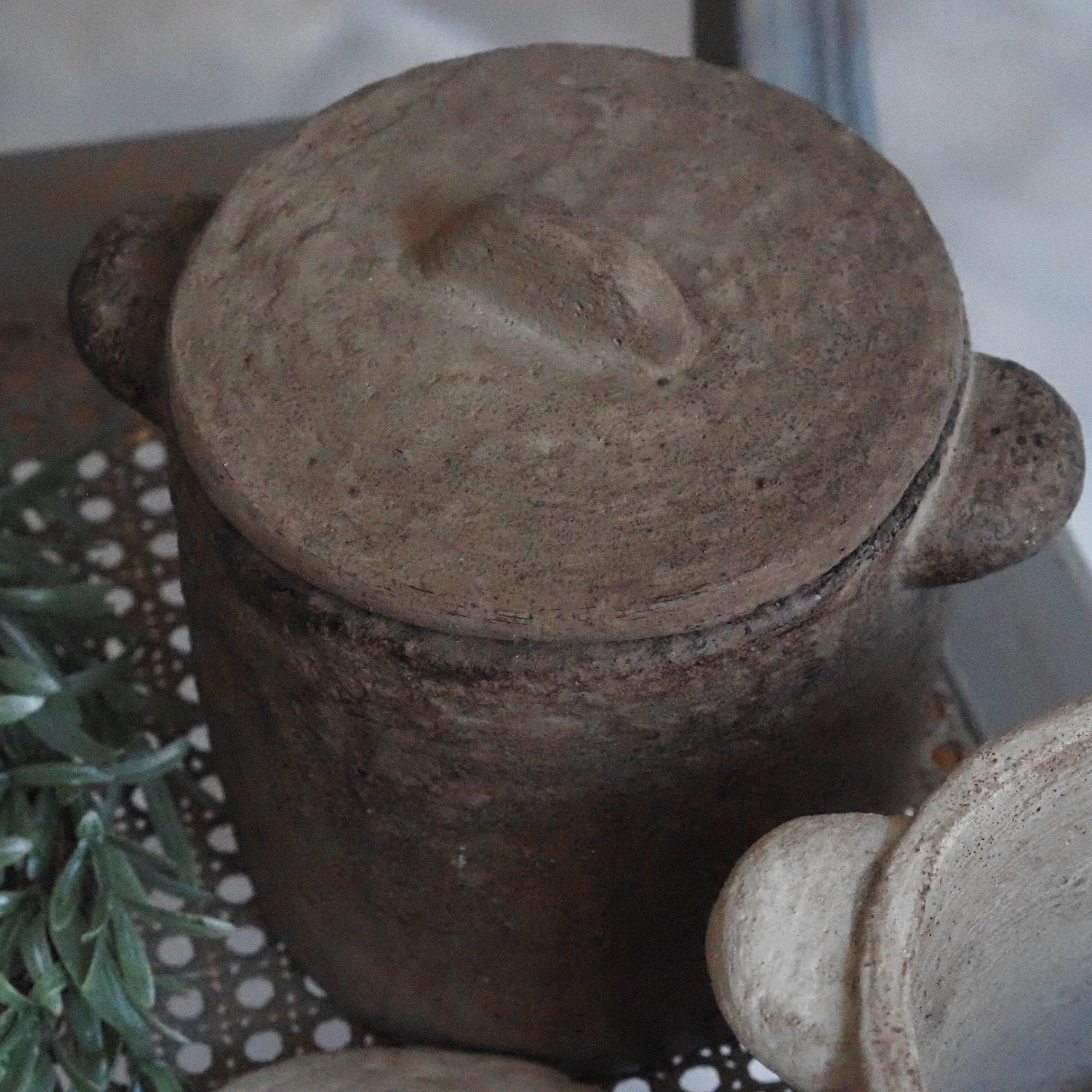 Tonkrug mit Deckel · Unglasiertes Steingut, seitliche Griffe
