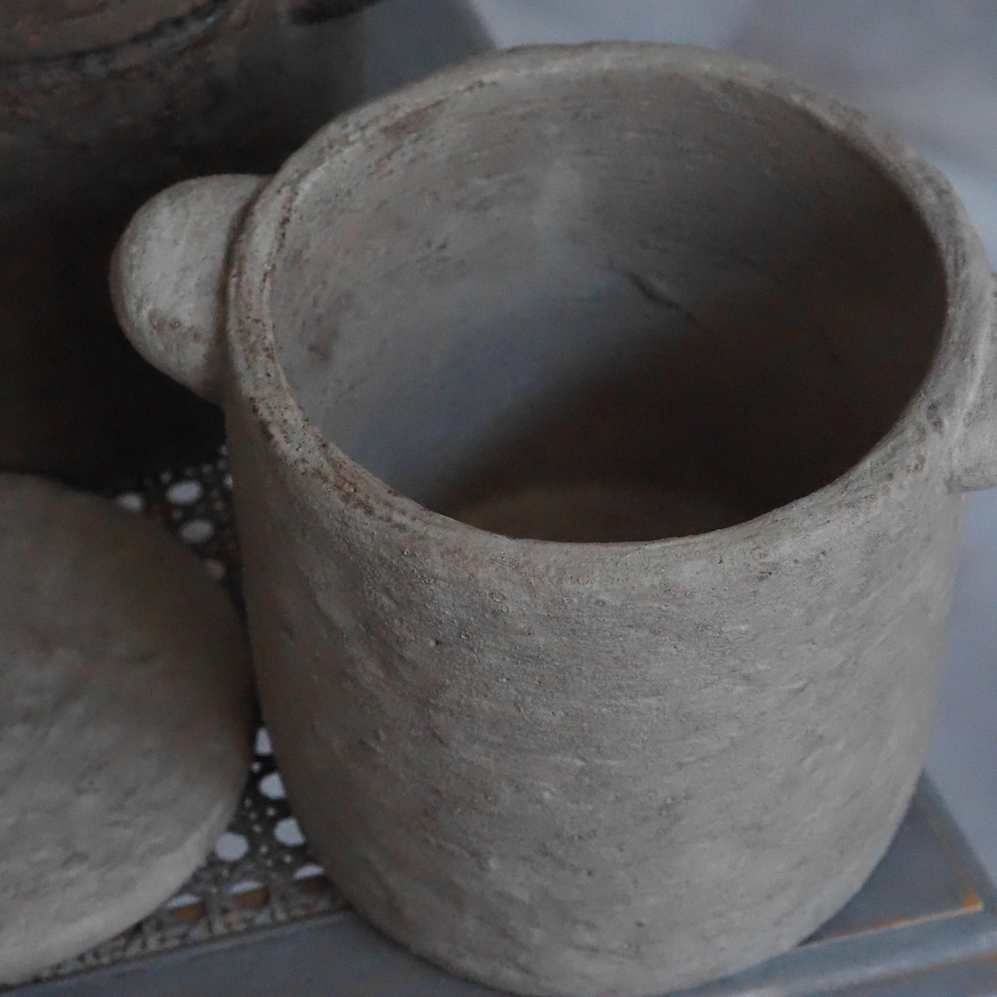 Tonkrug mit Deckel · Unglasiertes Steingut, seitliche Griffe