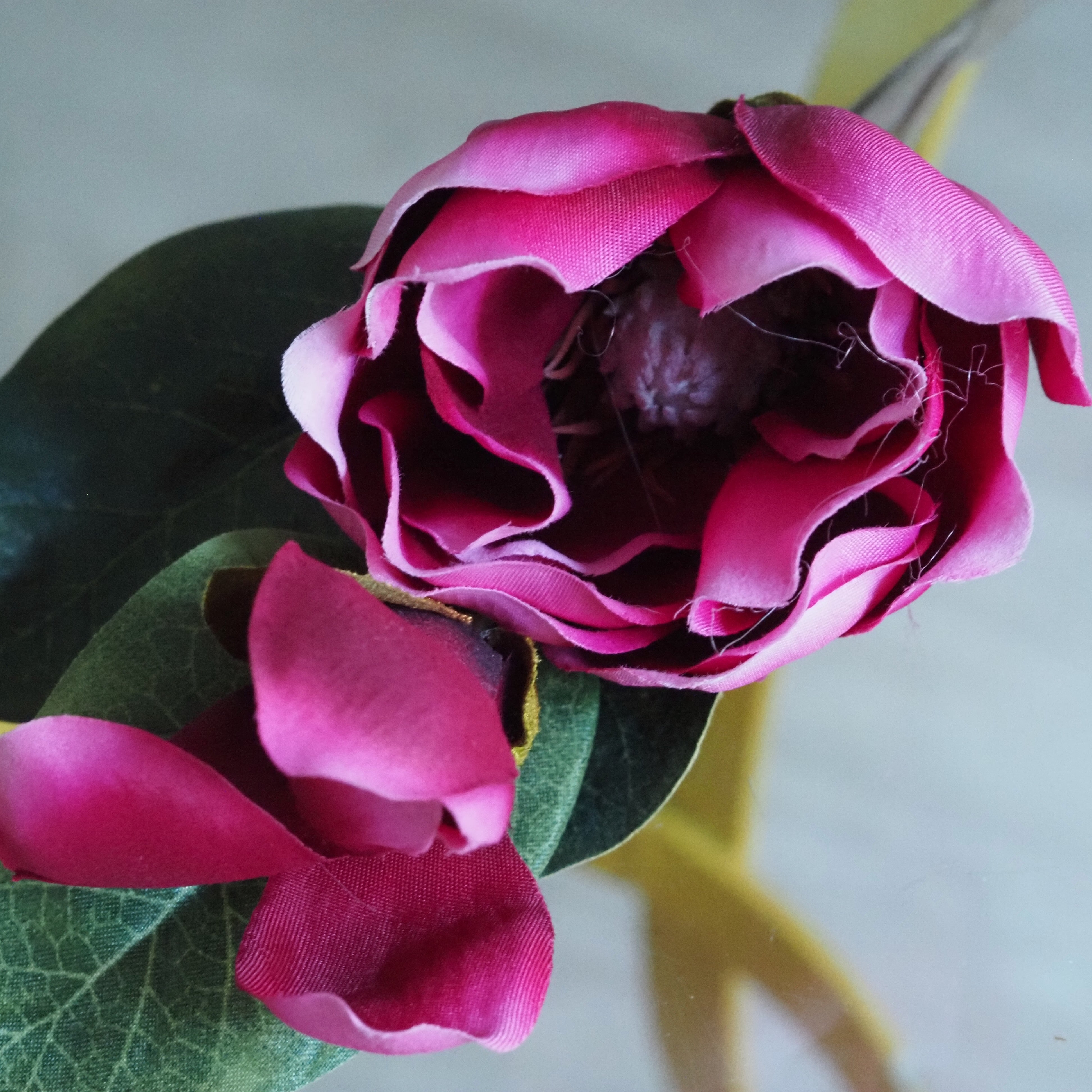 Magnolienzweig mit Knospe · floraler Dekozweig im klassisch-botanischen Stil