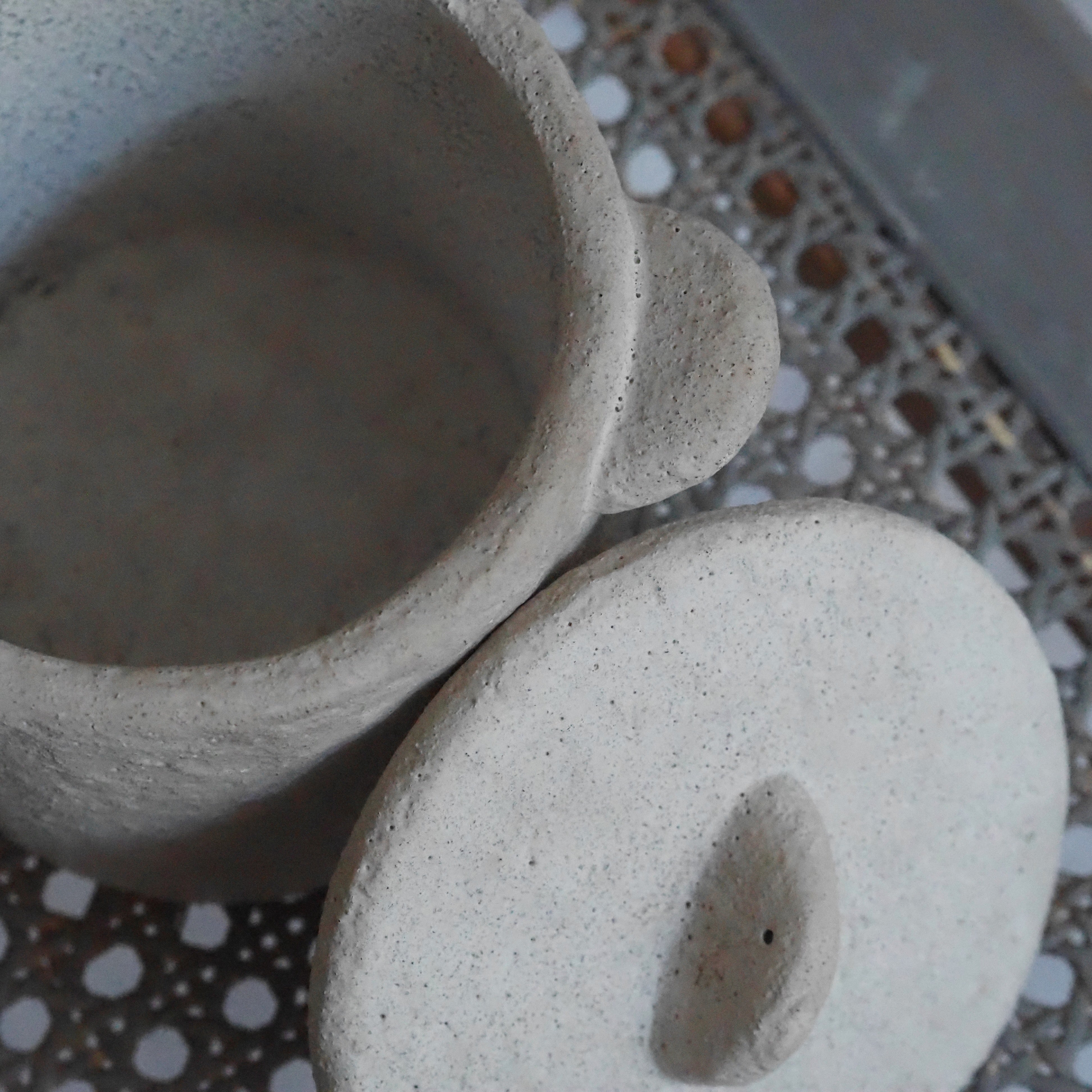 Tonkrug mit Deckel · Unglasiertes Steingut, seitliche Griffe