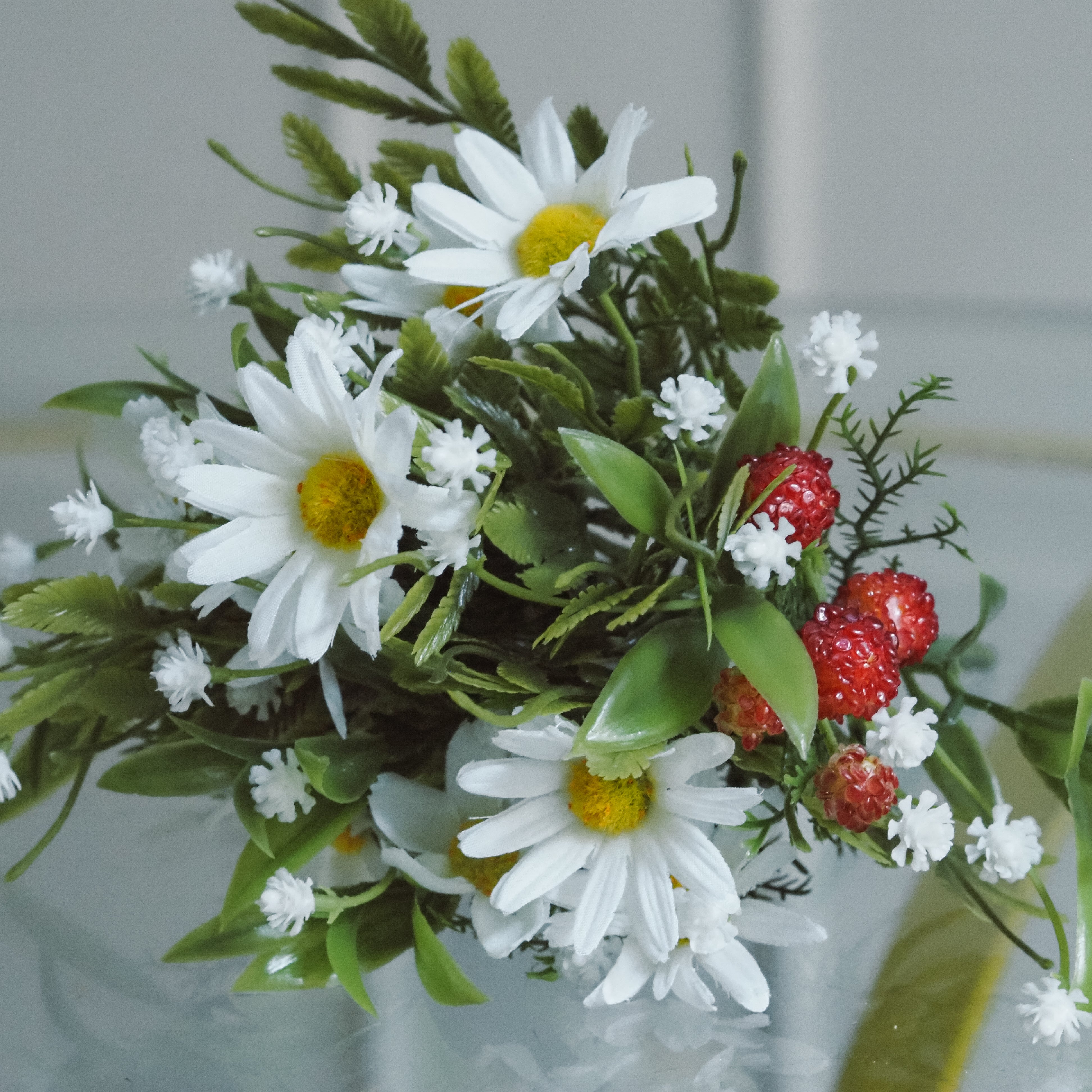 Margeritenstrauß mit Beeren · floraler Dekozweig in naturbezogener Form