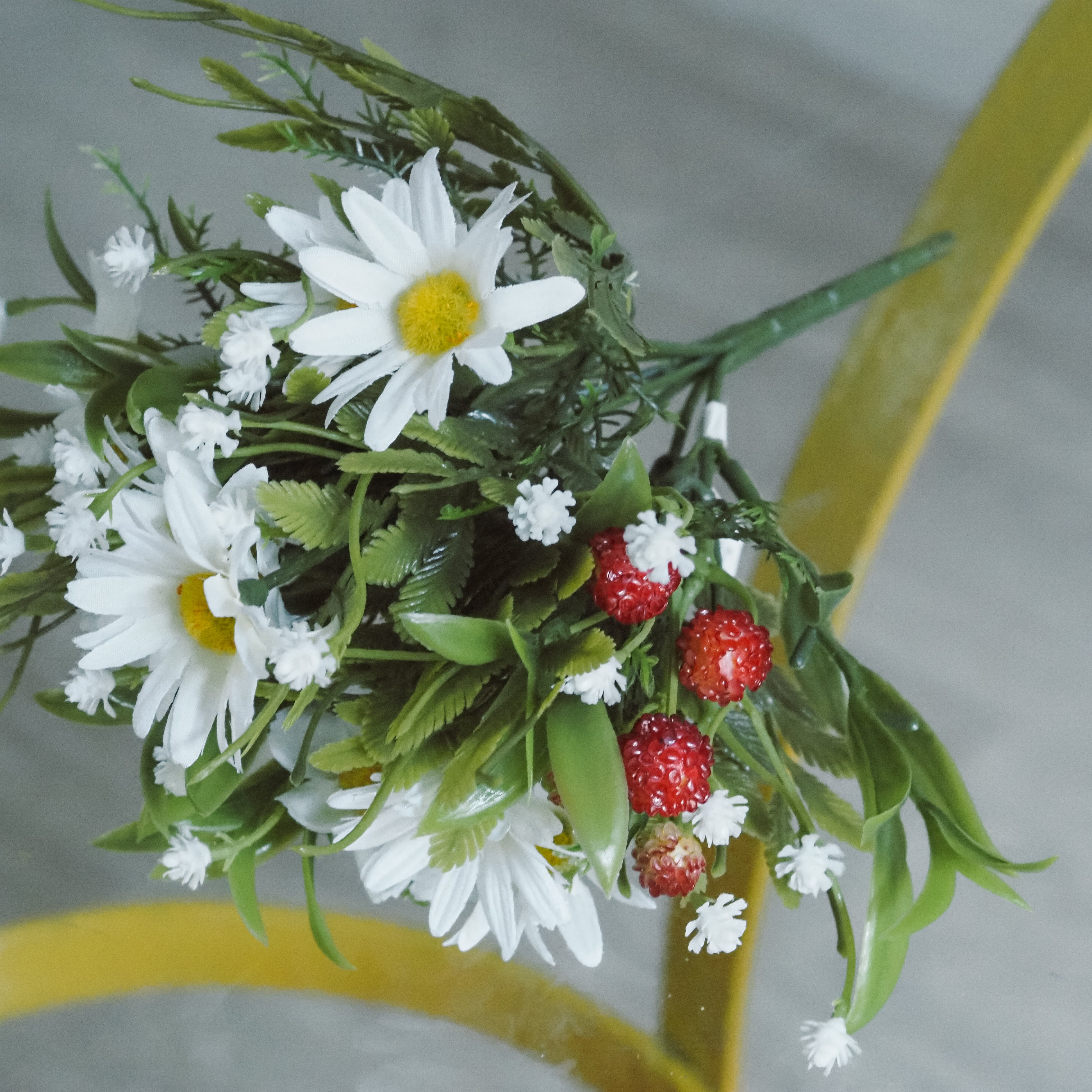 Margeritenstrauß mit Beeren · floraler Dekozweig in naturbezogener Form